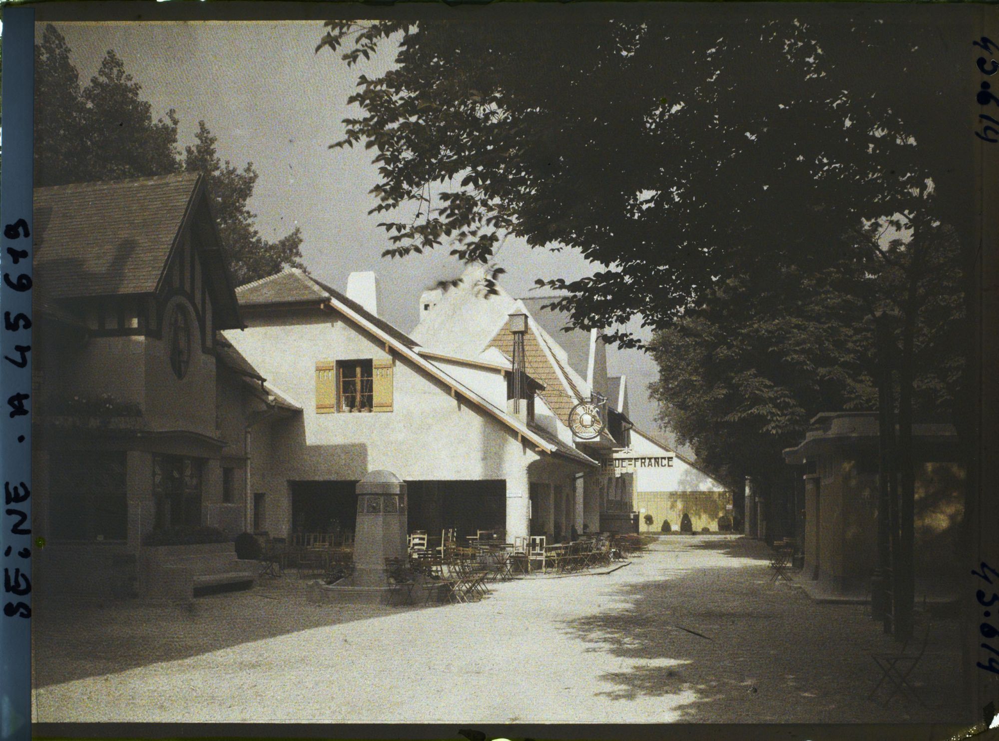 Image représentant L'Exposition des arts décoratifs, le Village français sous la direction de Charles Genuys, Maison bourgeoise