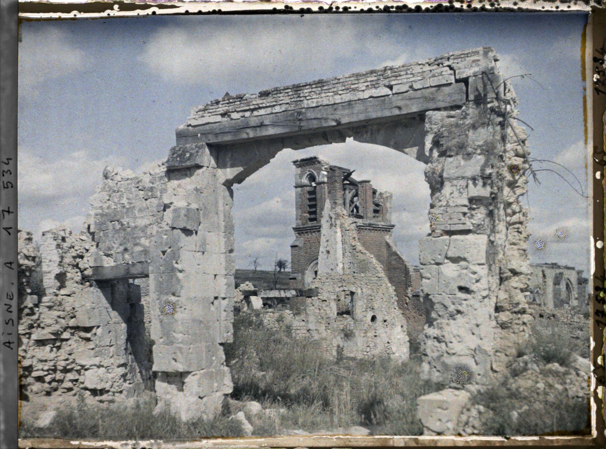 Image représentant France, Craonelle, Les restes de l'Eglise à travers une porte