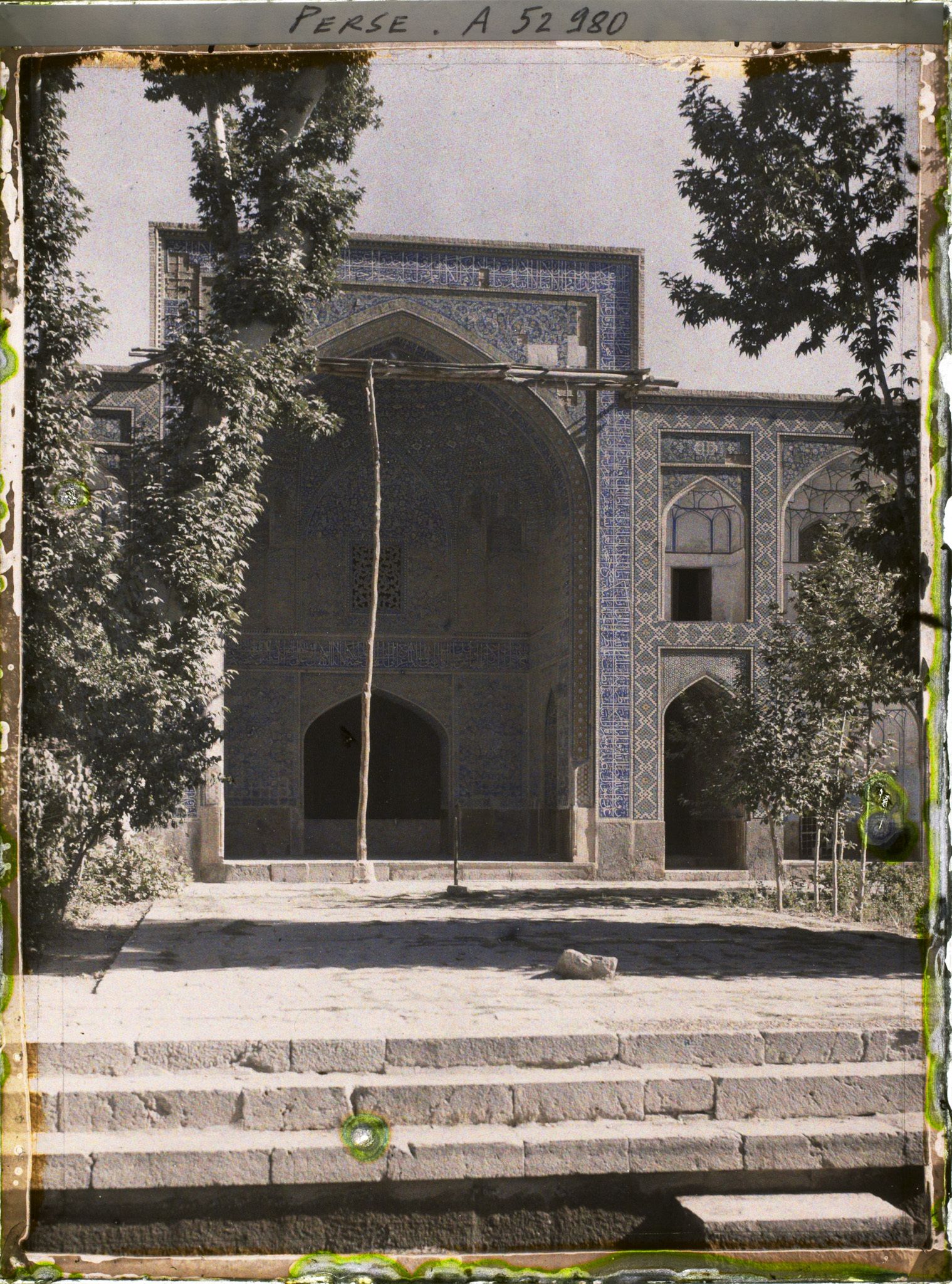 Image représentant La Madreseh Mader-i-Chah, école coranique dite "de la mère du Chah" (1714), entrée de la salle de prière de l'autre côté de la cour