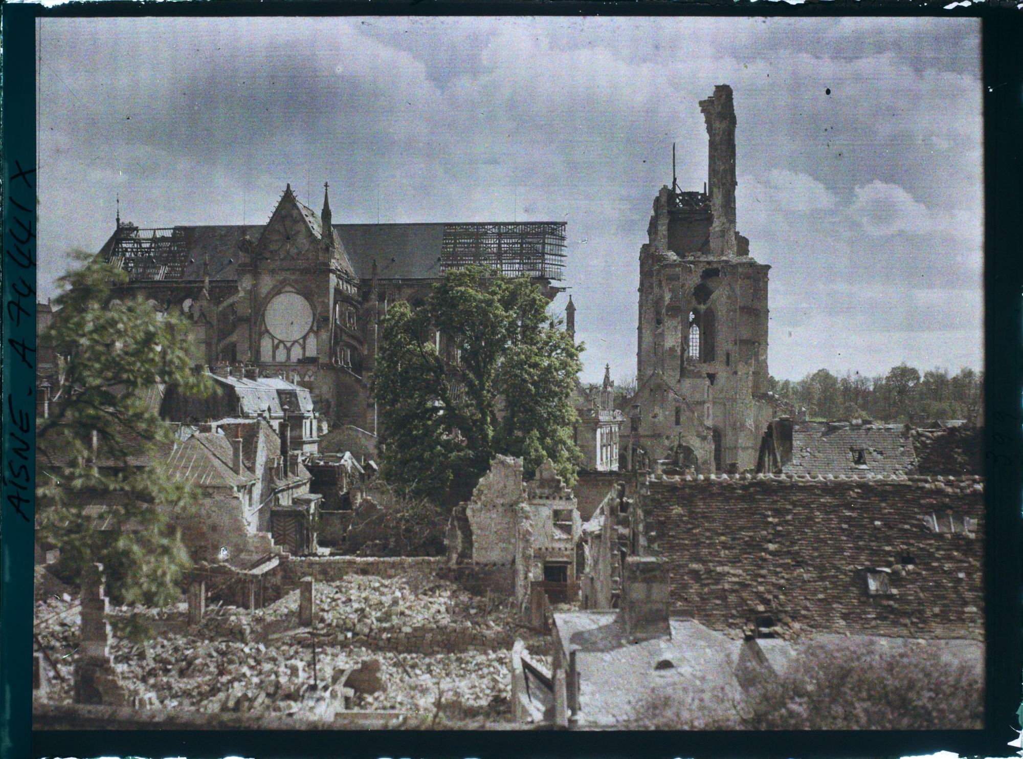 Image représentant Les abords de la cathédrale en ruines