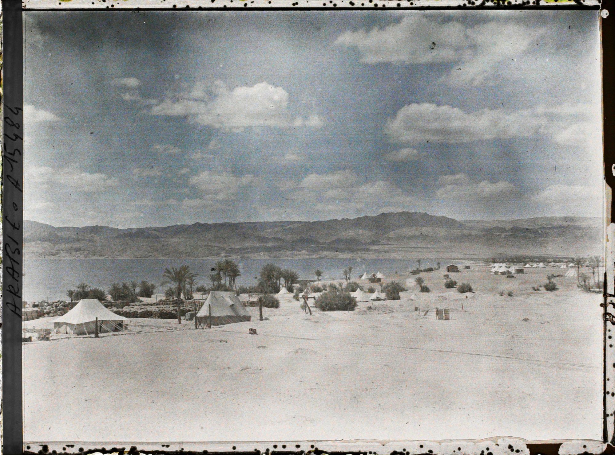 Image représentant Le camp des forces anglo-arabes, au bord du golfe d'Aqaba