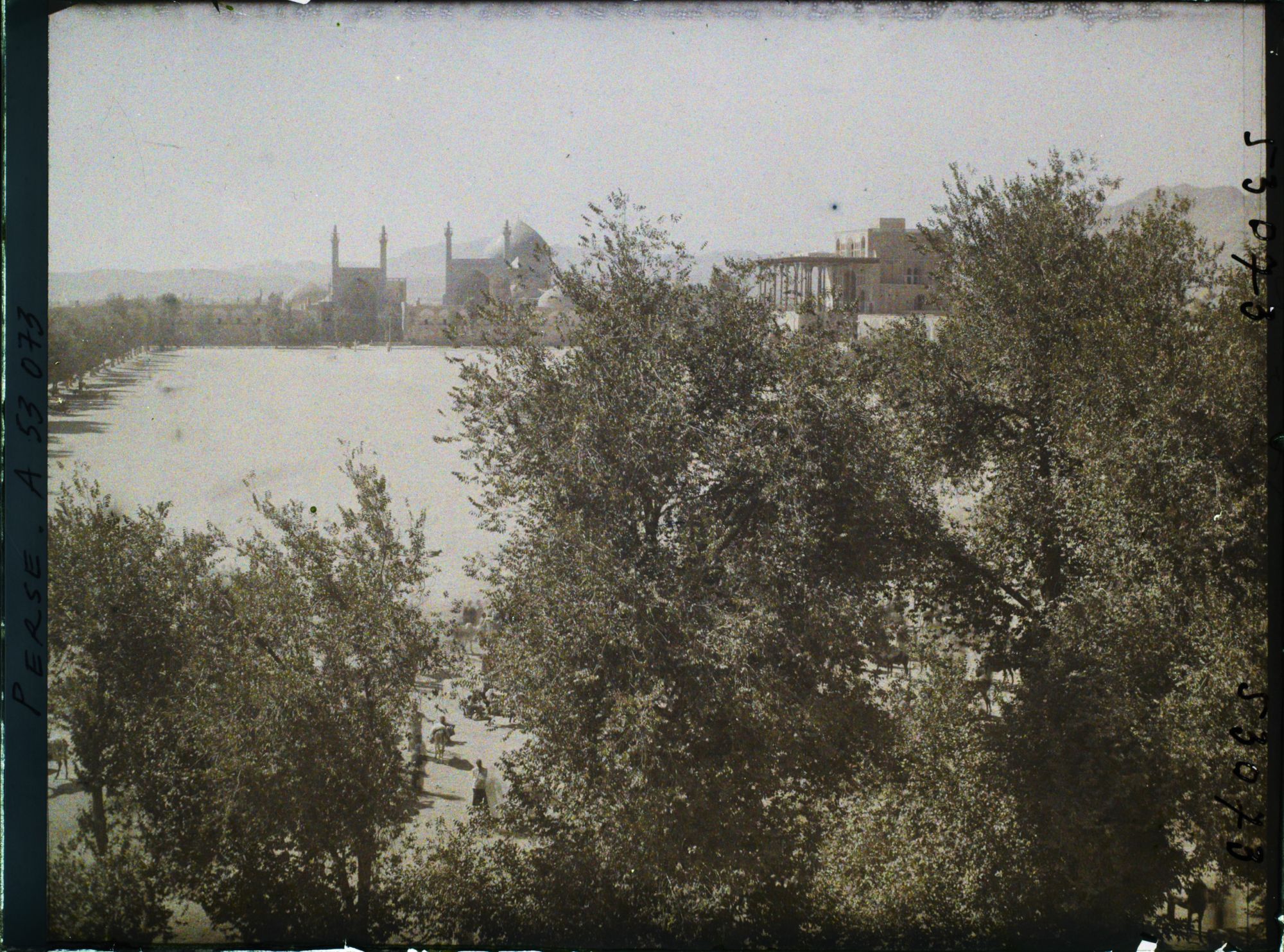 Image représentant La place Naghsh-e Jahan ou Meydan-i-Chah (place Royale), vers la mosquée du Chah au sud et le palais d'Ali Qapu à l'ouest