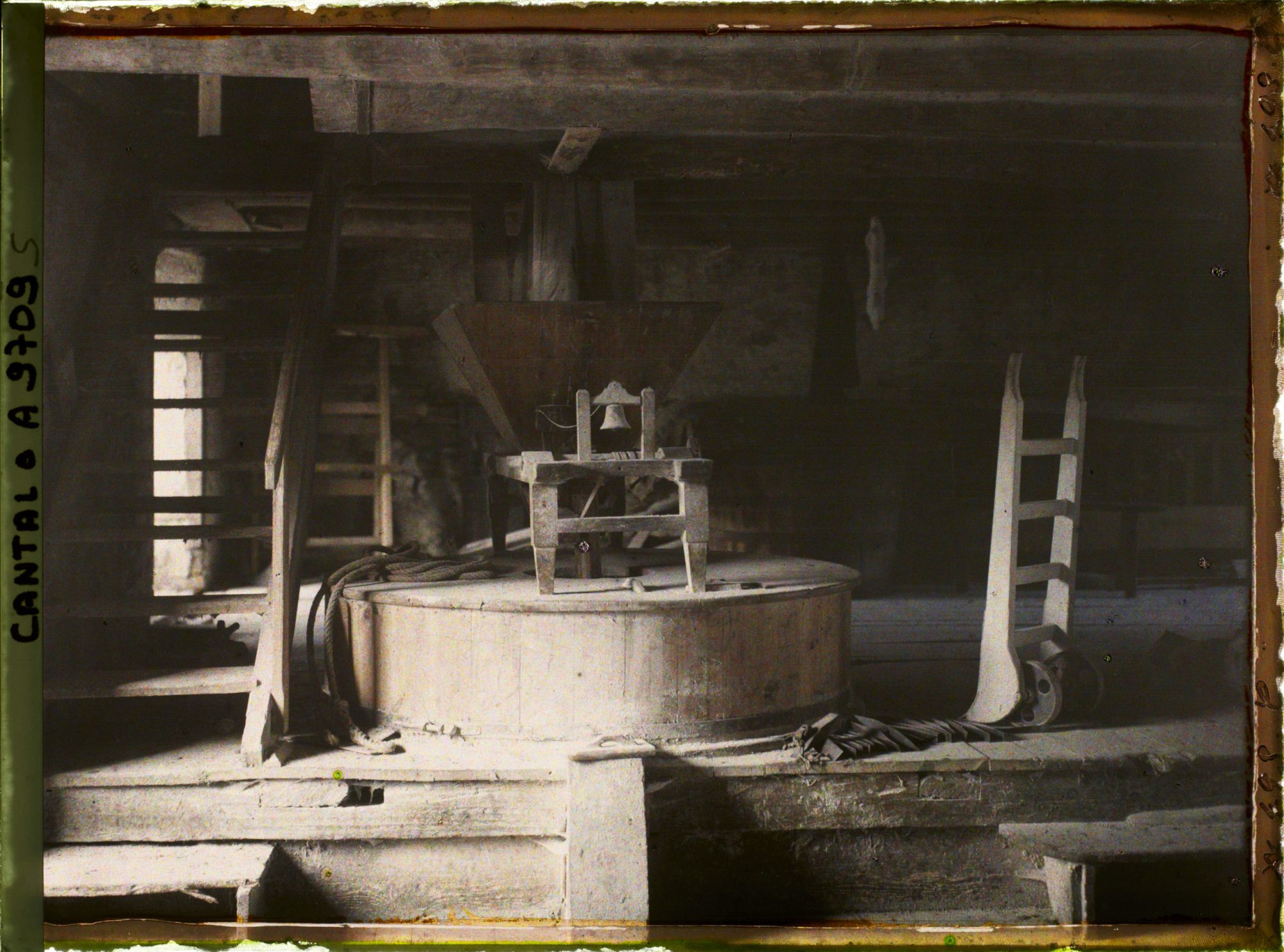 Image représentant La meule du Vieux moulin à eau sur la Truyère à Garabit
