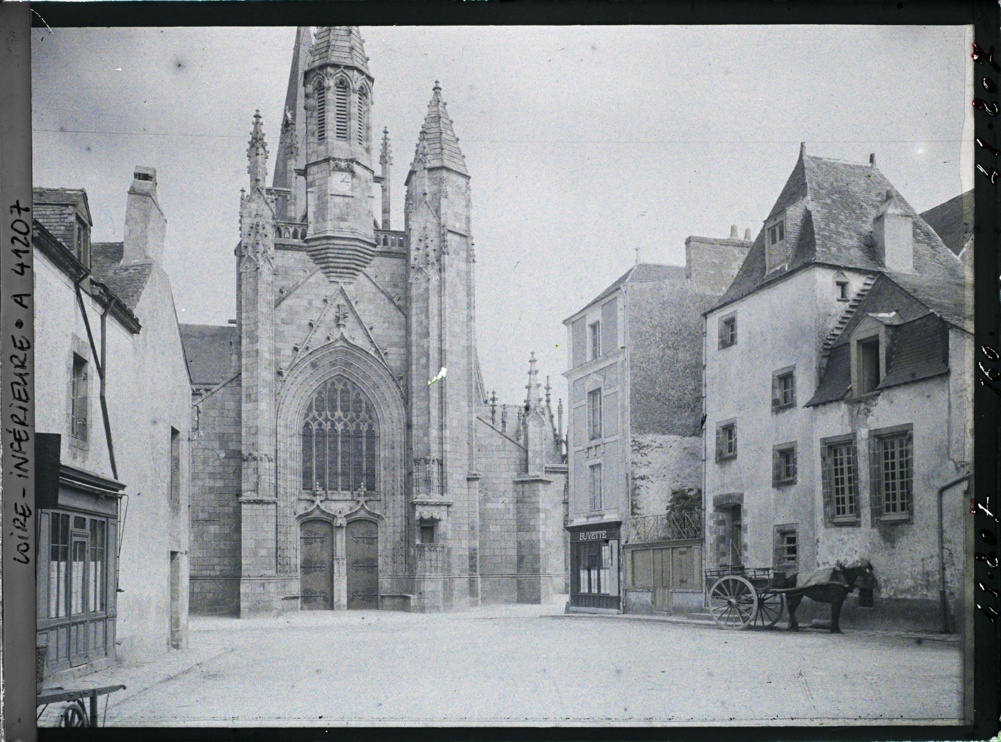 Image représentant La façade principale de la collégiale Saint-Aubin