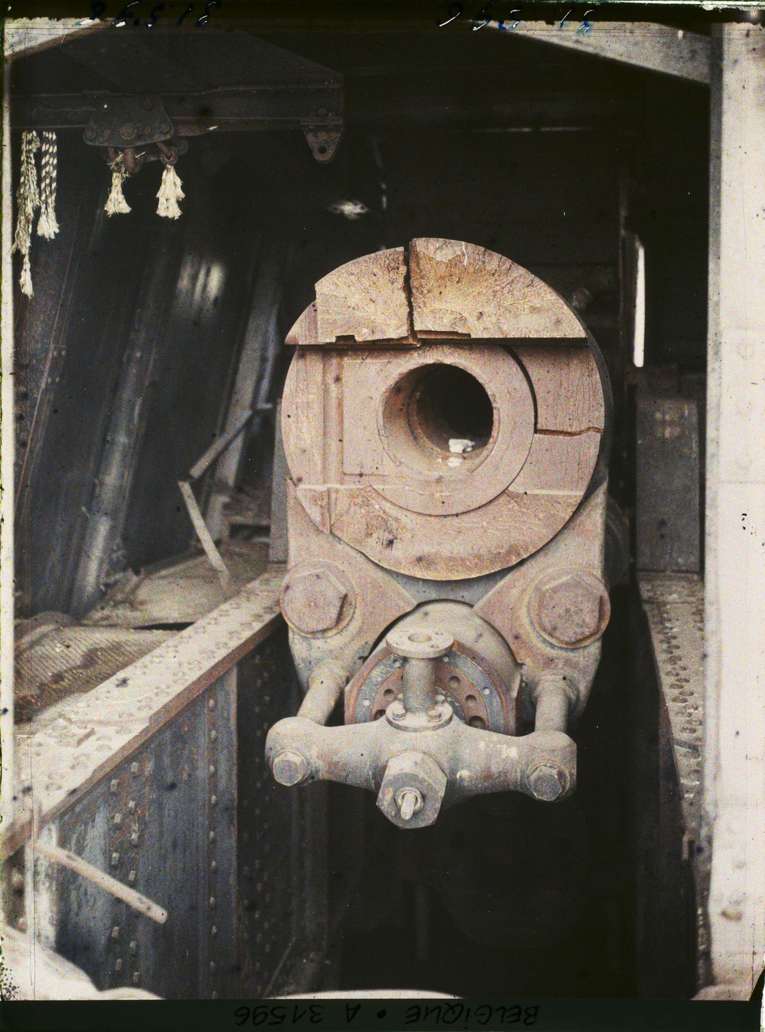 Image représentant Belgique, Ostende, Batterie Deutschland, Culasse éclatée de la pièce blindée
