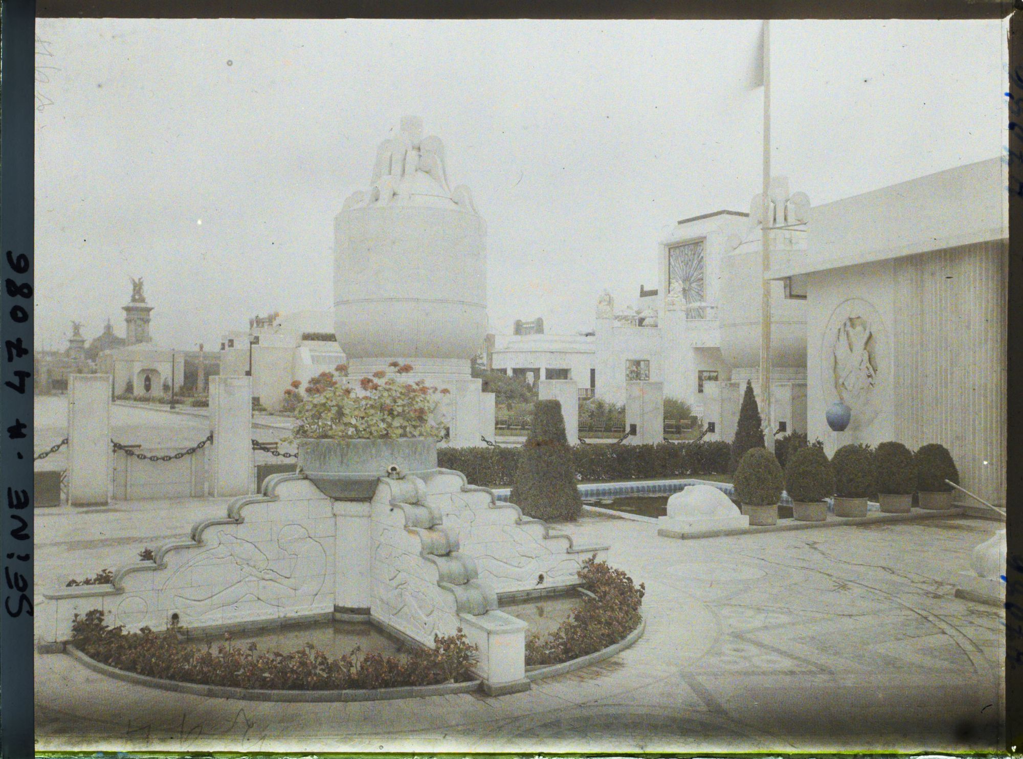 Image représentant L'Exposition des arts décoratifs, Jardin Manufacture de Sèvres, composé par Henri Rapin, fontaine en grés-cérame émaillé par Bouchard