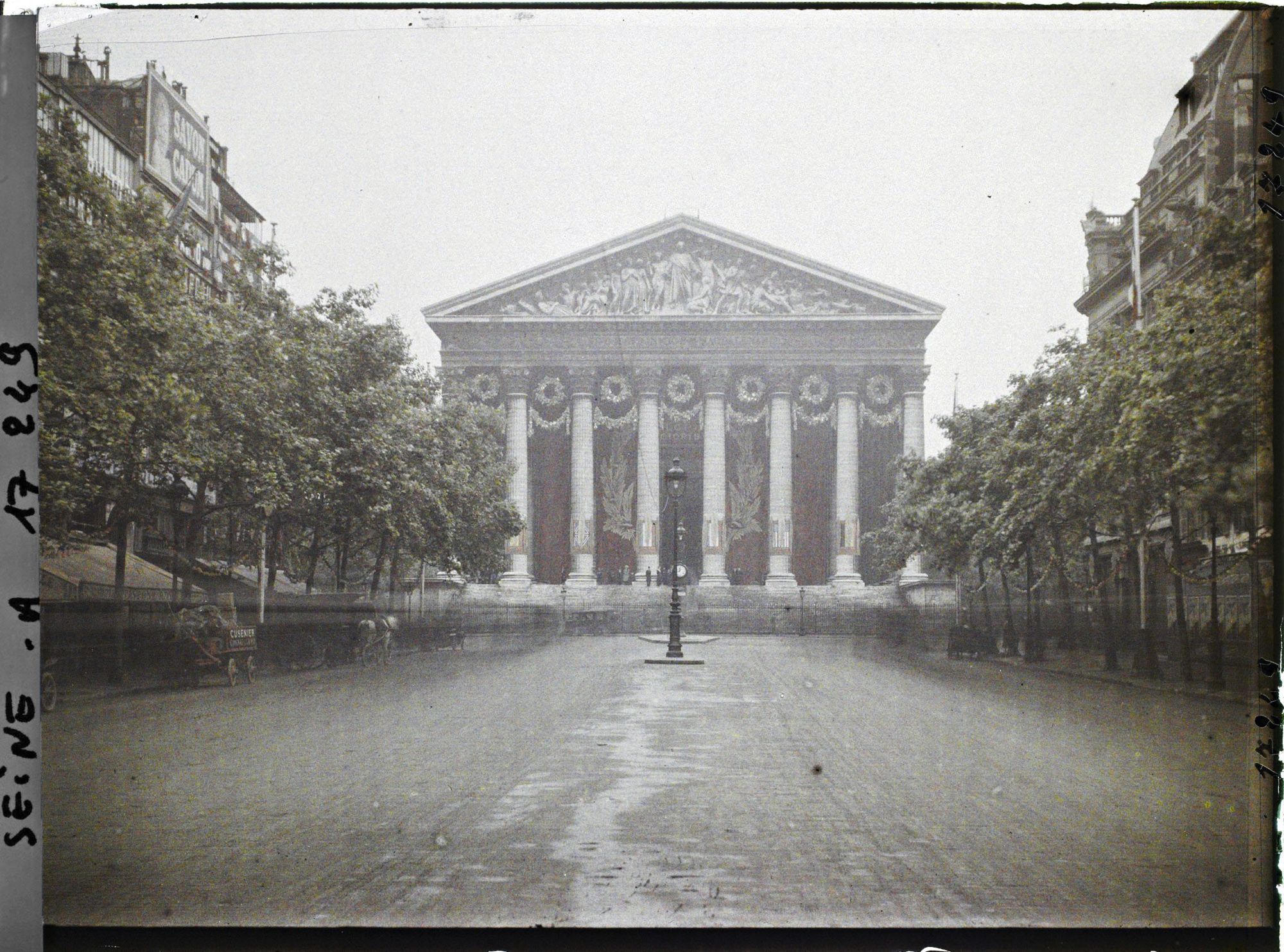 Image représentant La Madeleine et la rue Royale au lendemain des fêtes de la Victoire des 13 et 14 juillet