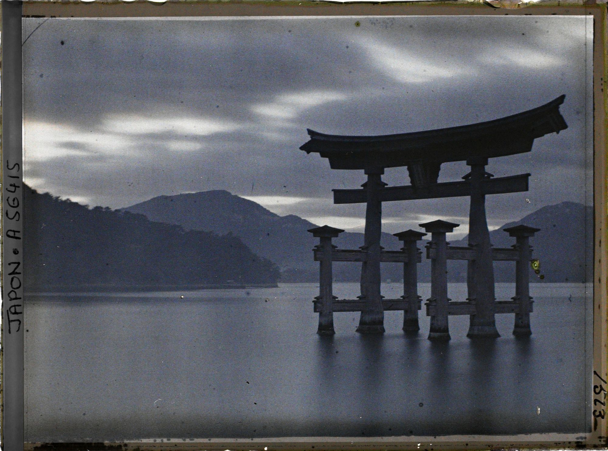 Image représentant Le torii marin de l'Isukushima-jinja (vue rapprochée)