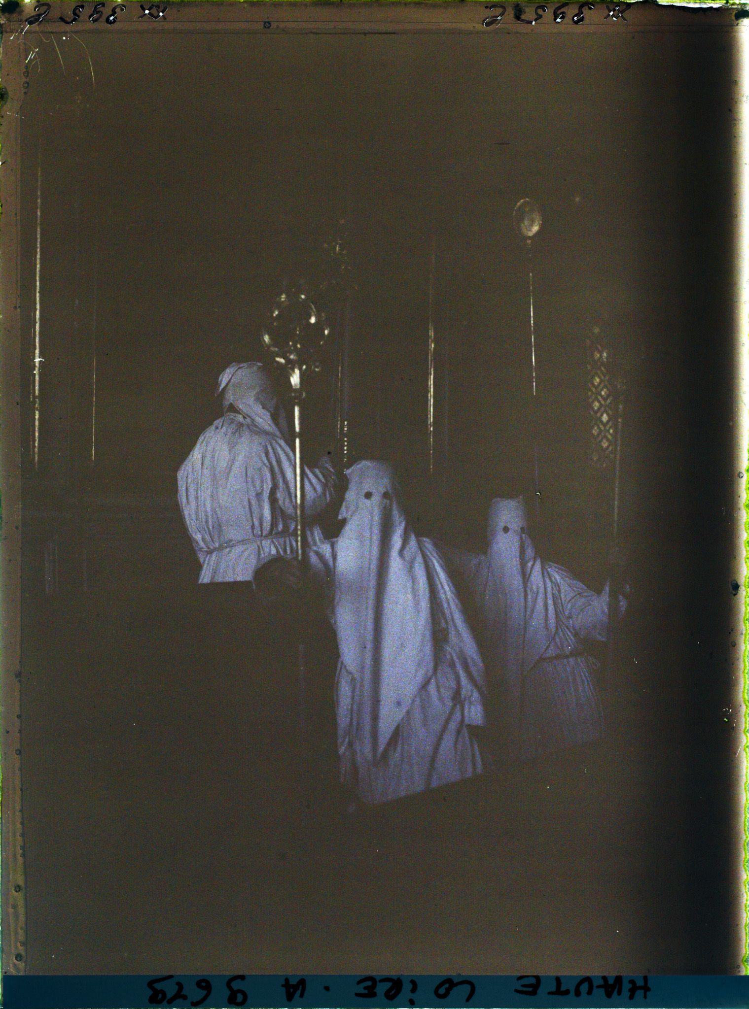 Image représentant Membres de la confrérie des Pénitents blancs dans la chapelle du même nom