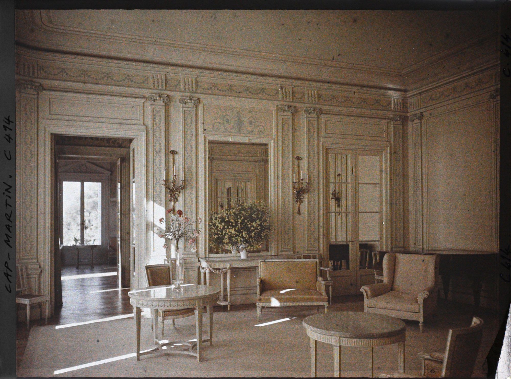 Image représentant Piano masqué par un fauteuil dans le salon d'honneur de la villa Kahn encore appelée villa Zamir