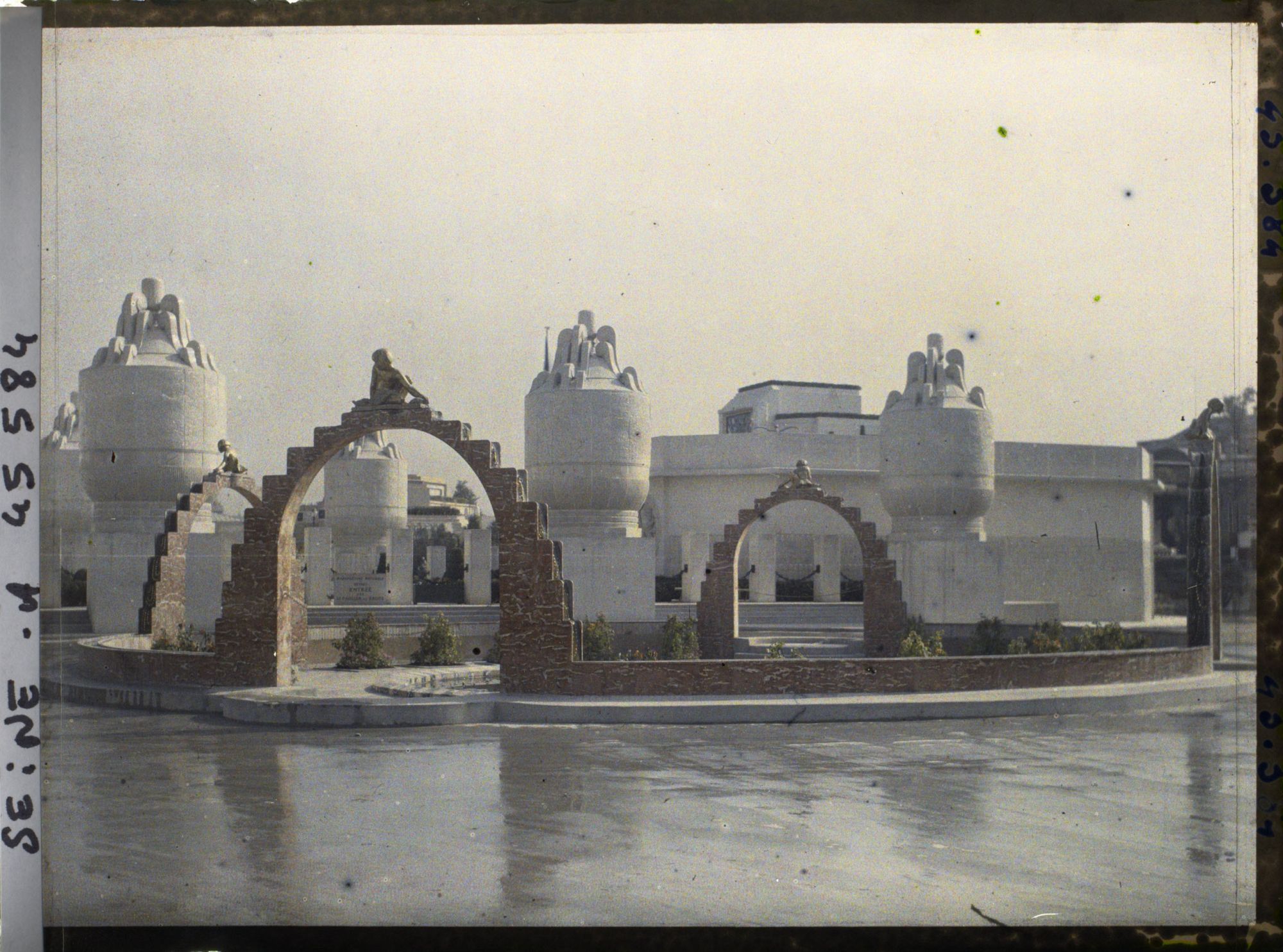 Image représentant L'Exposition des arts décoratifs, Jardin des Nymphéas, Fontaine sur l'esplanade des Invalides devant le Pavillon de Sèvres