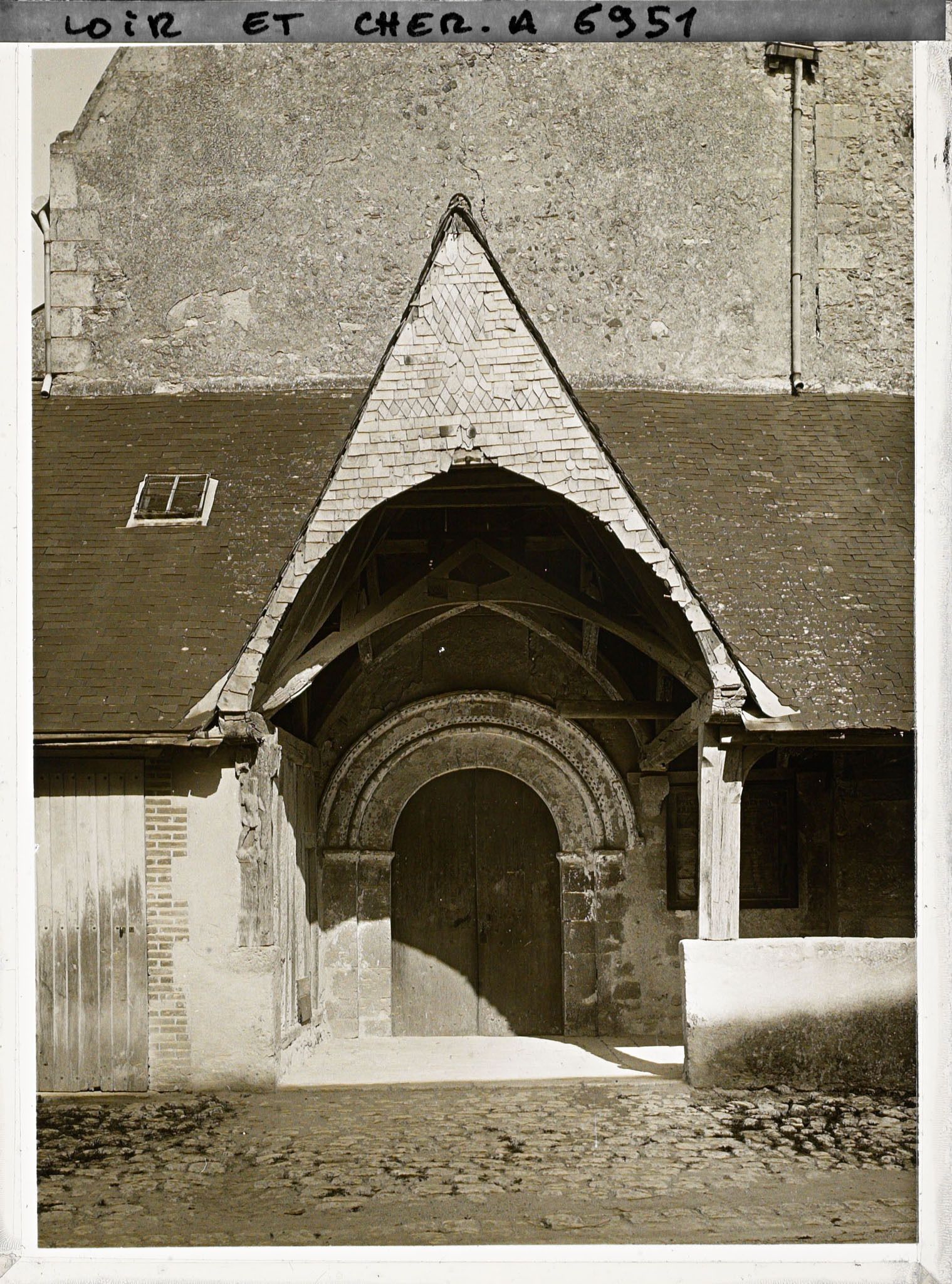 Image représentant La porte de l'église Saint-Etienne