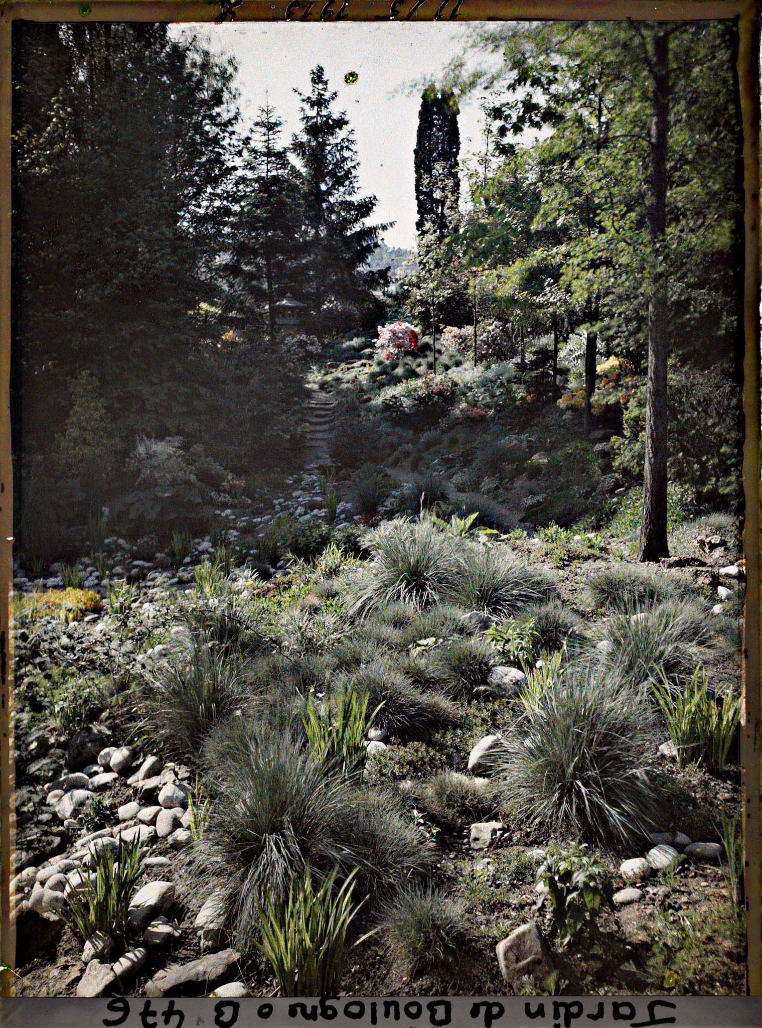 Image représentant Lanterne en haut d'un chemin escarpé du " sanctuaire japonais " précédé d'un espace pierreux et herbacé