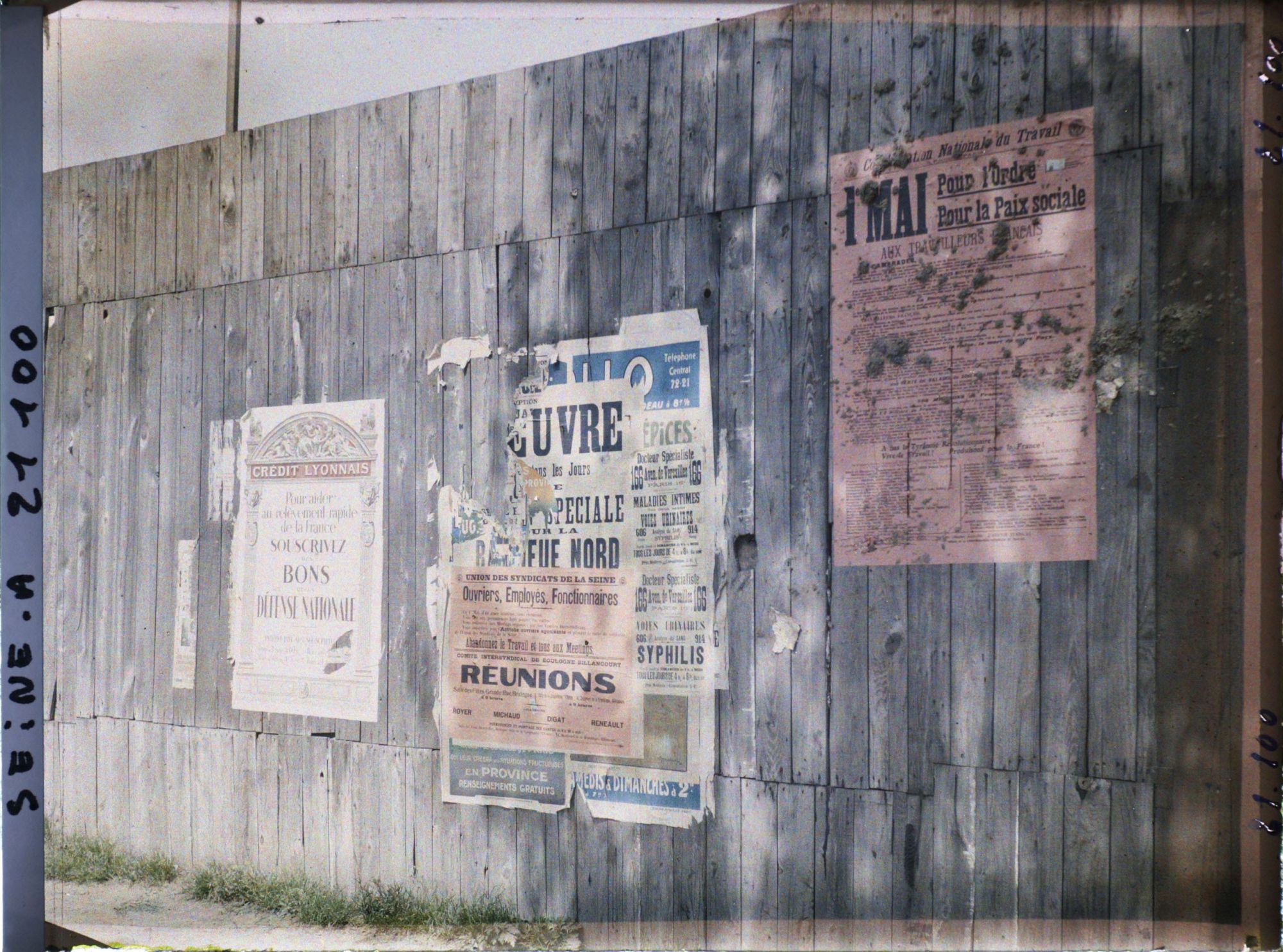 Image représentant Affiche du Crédit Lyonnais pour l'emprunt national, affiche d'appel à la grève de l'Union des syndicats de la Seine et d'appel à l'ordre et à la paix sociale de la Confédération nationale du travail, à l'occasion du 1er mai