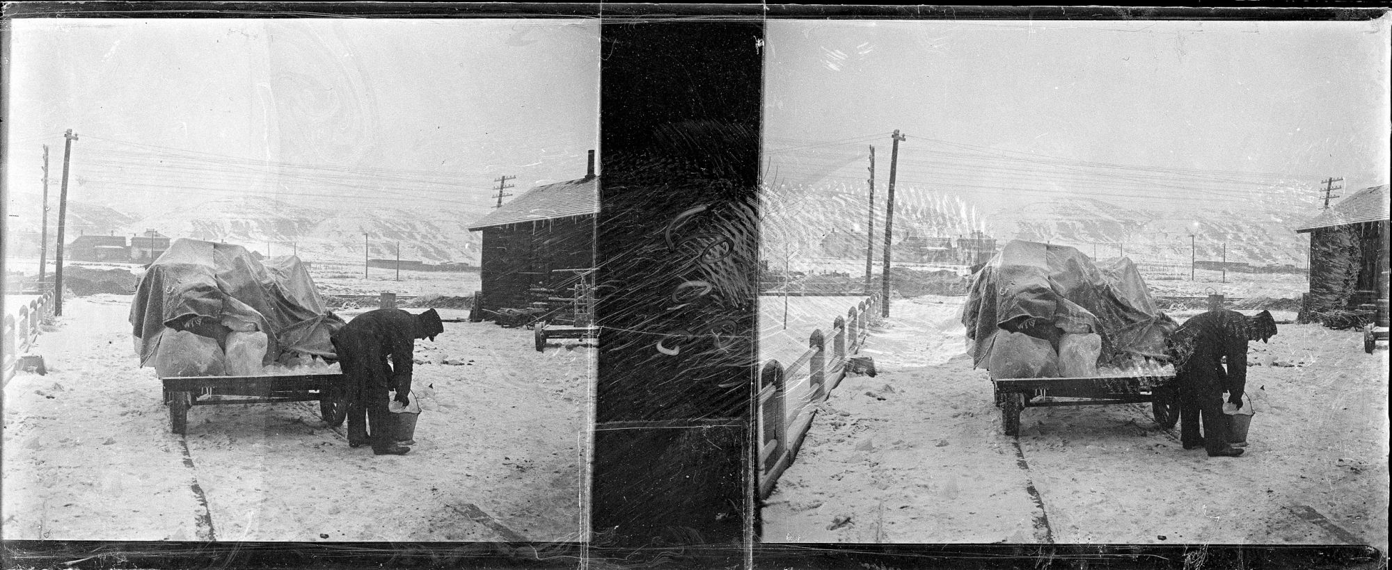 Image représentant Un homme transporte de la glace dans une petite station enneigée