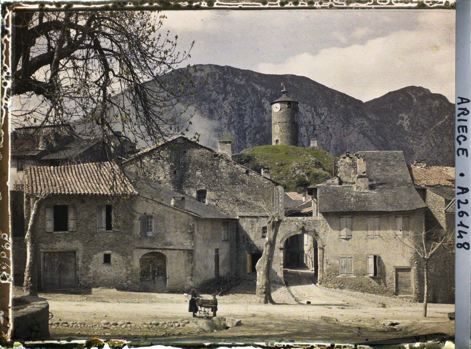 Image représentant Une vieille porte et la tour du Castella