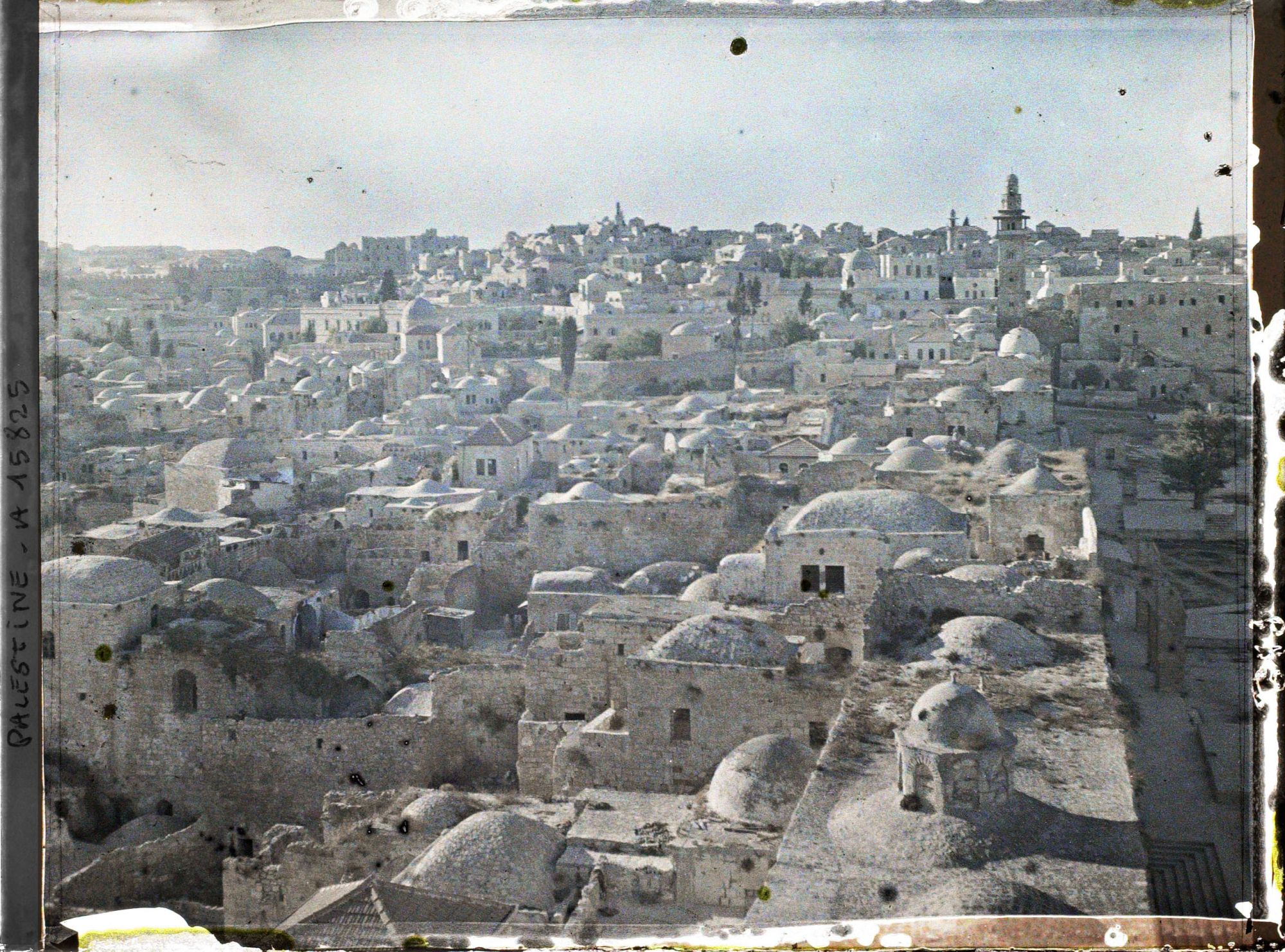 Image représentant Vue du quartier juif depuis l'enceinte sud-ouest du Haram el Sherif vers la Vallée du Cédron