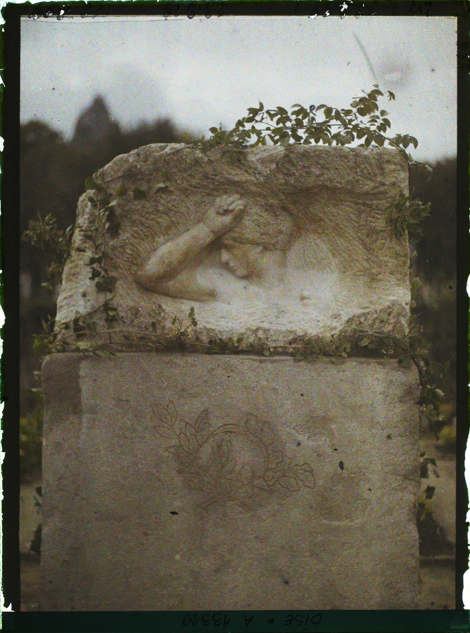 Image représentant France, Noyon, Monument sculpté par un Soldat Français au Cimetière de Noyon
