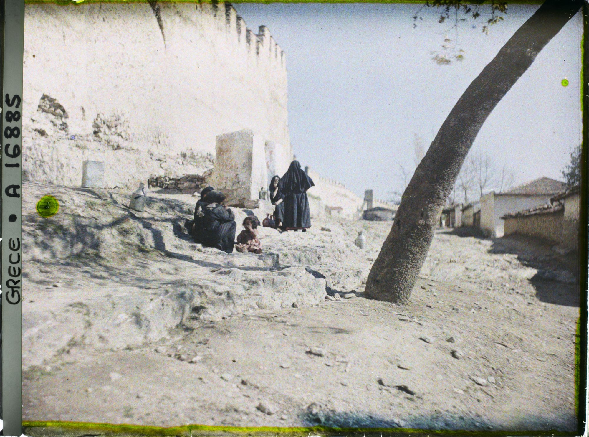 Image représentant Grèce, Salonique, Une fontaine au pied des remparts