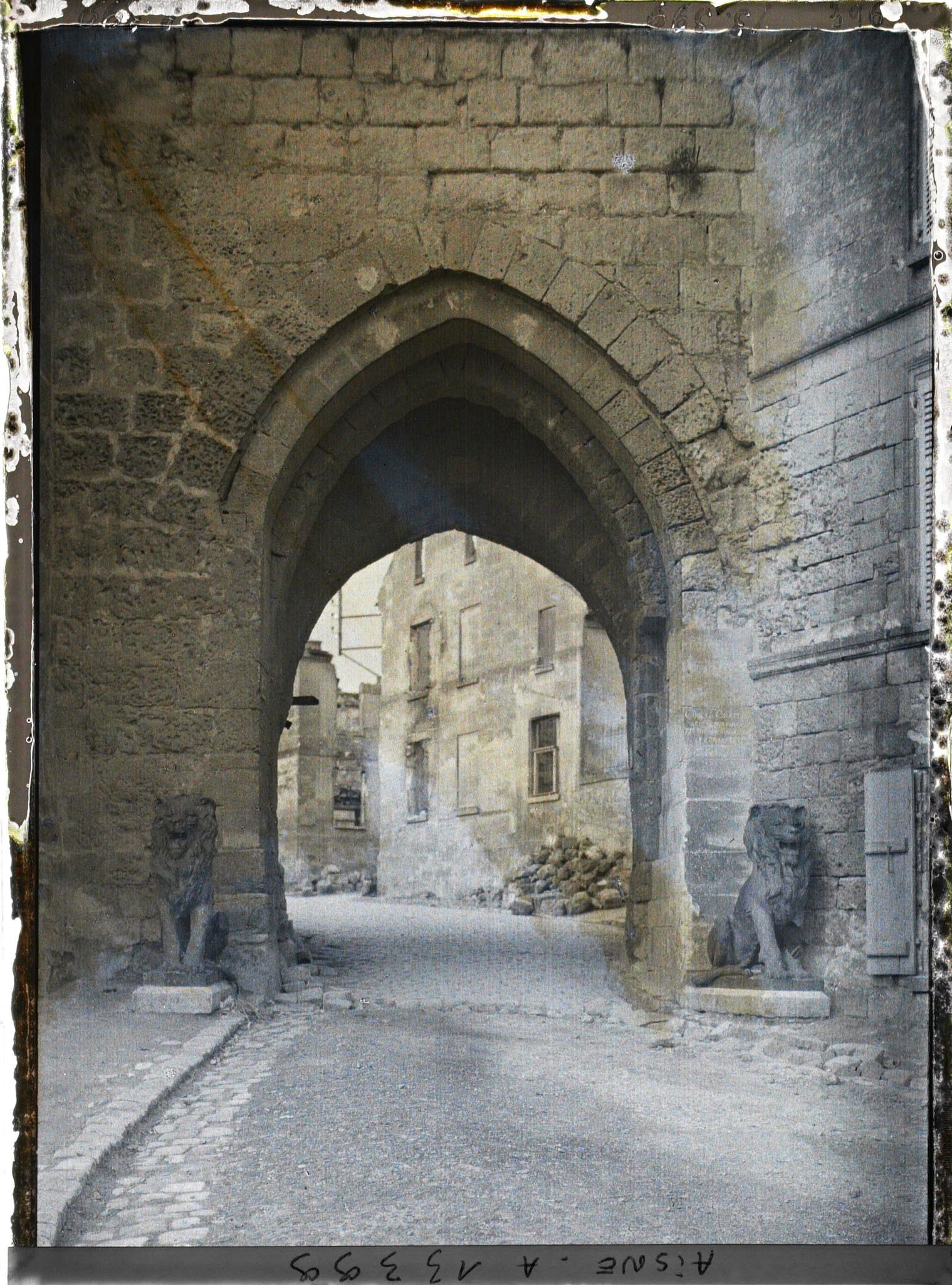 Image représentant France, Coucy le Chau, Porte de Soissons (extérieur)