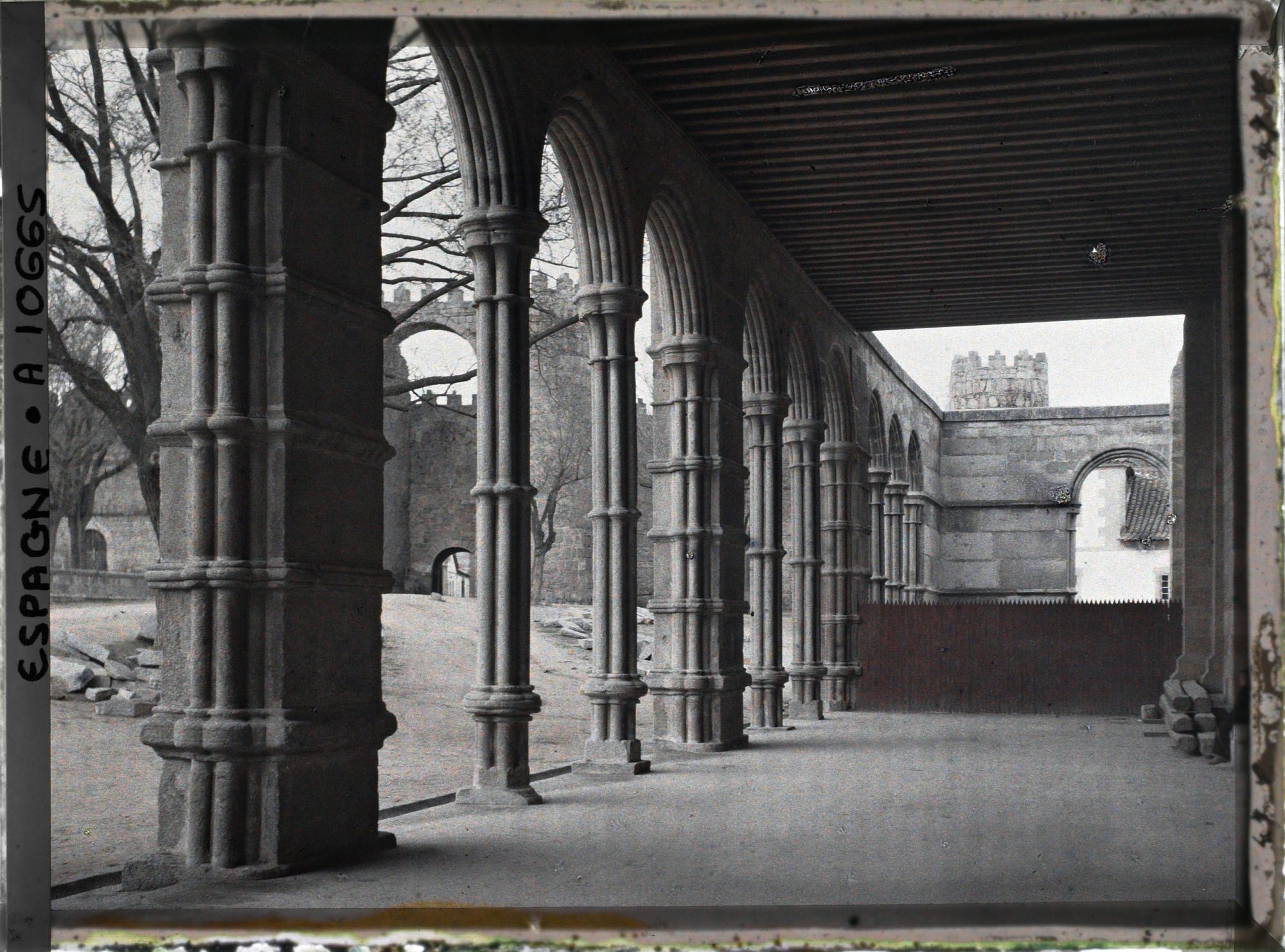 Image représentant Espagne, Avila, San Vicente vers l'extérieur : les Colonnes si légères sont en granite