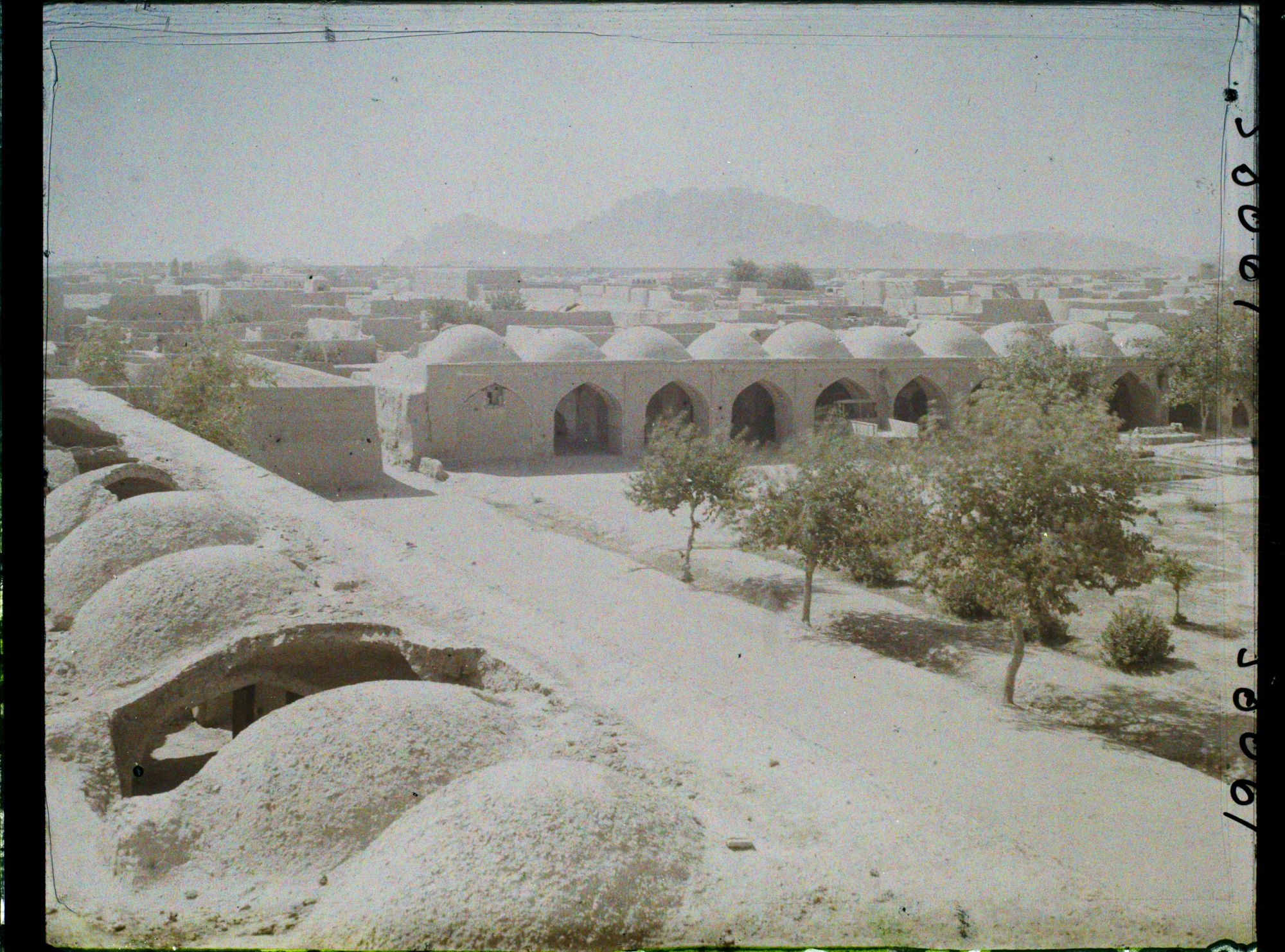 Image représentant La grande place (du Palais des Gouverneurs). Panorama sur les toits de la ville