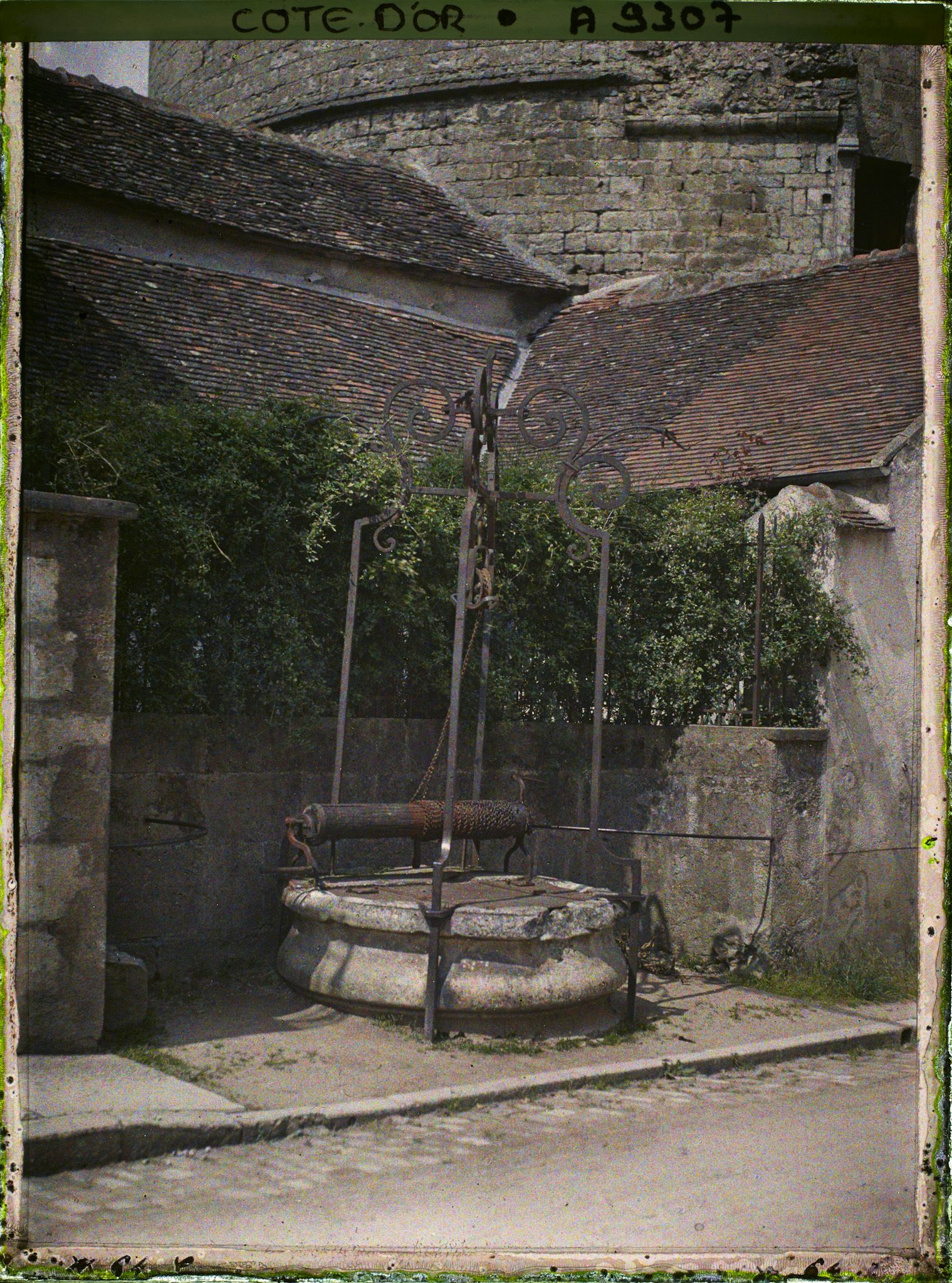 Image représentant Un puits devant la Tour de l'Orle d'Or rue des remparts