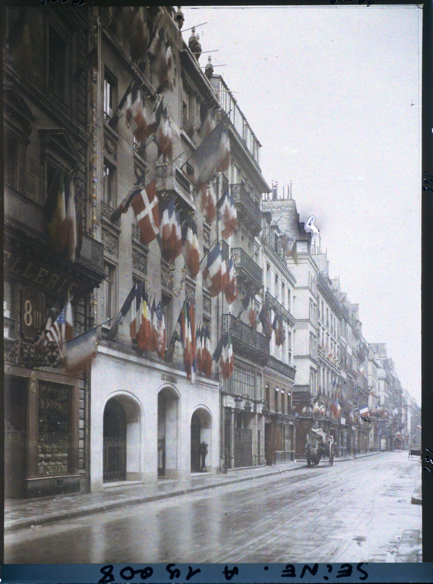 Image représentant La rue de Richelieu décorée de drapeaux, au niveau du n°100