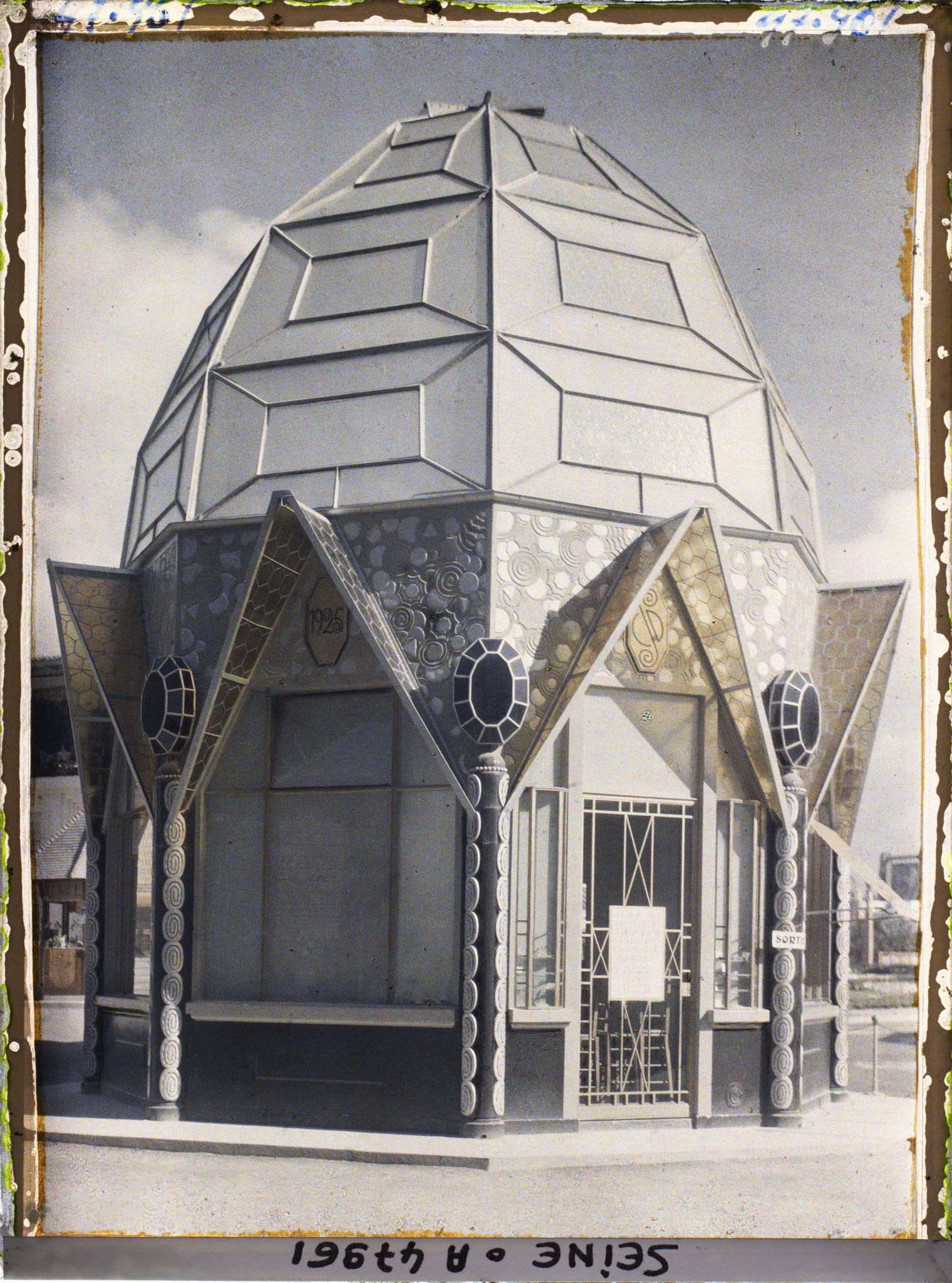 Image représentant L'Exposition des arts décoratifs, Pavillon de la Chambre syndicale des diamantaires, architectes Lambert, Saacké et Bailly