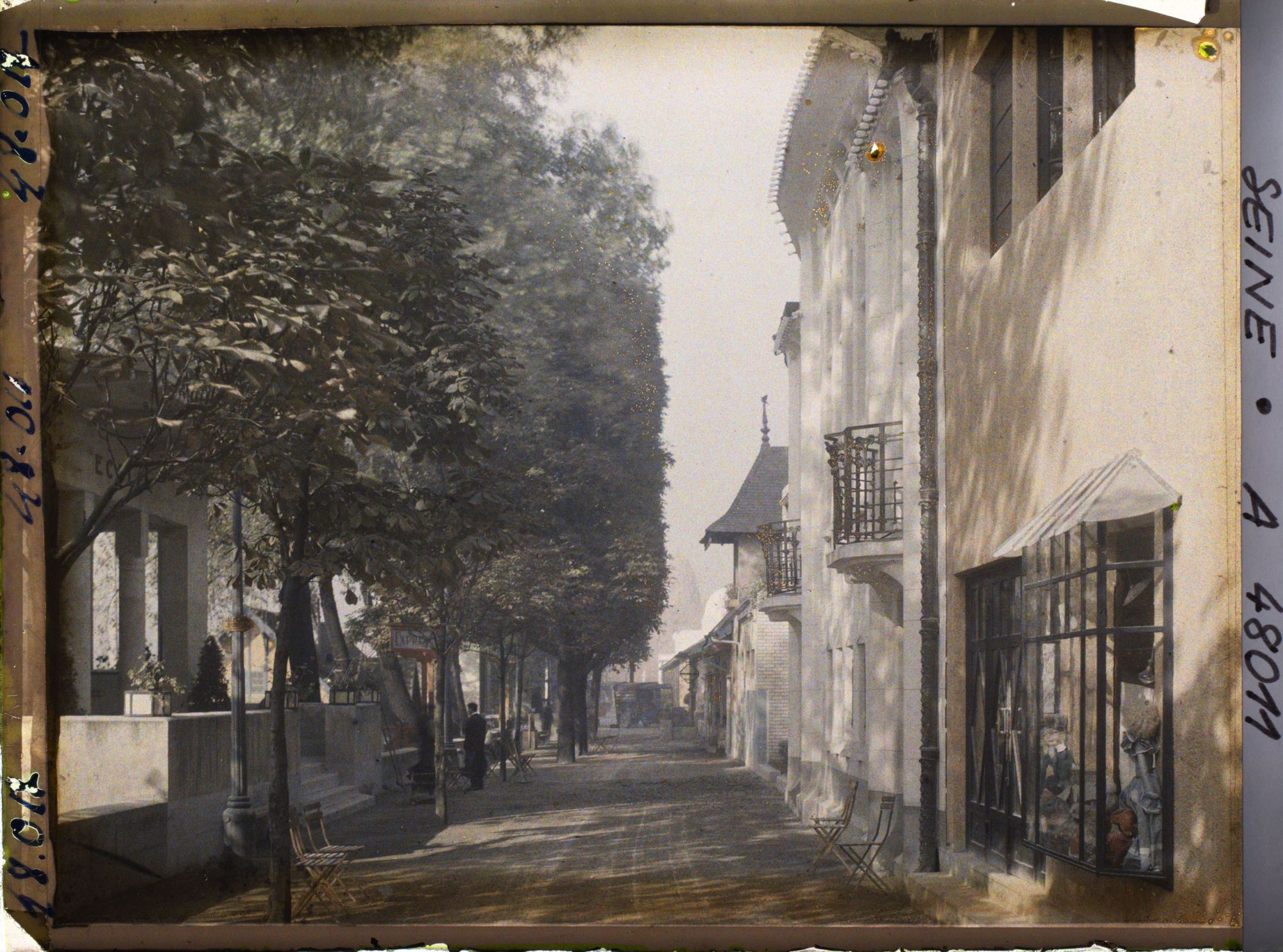 Image représentant L'Exposition des arts décoratifs, Allée du village français derrière la mairie et la maison de tous