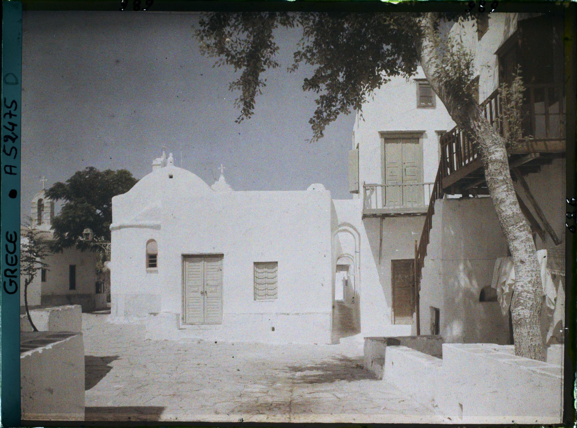 Image représentant Une petite place et une petite rue à arcades