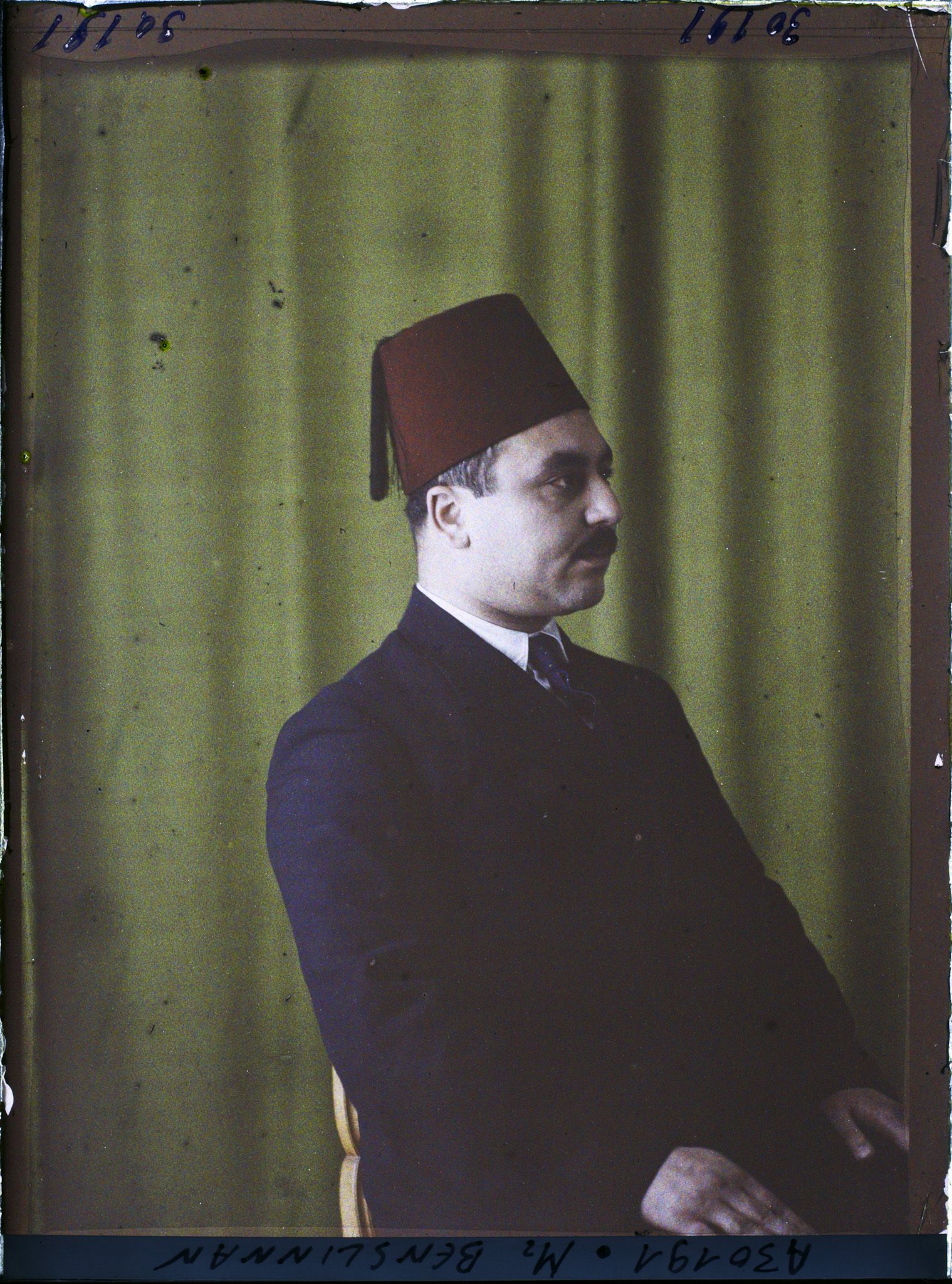 Image représentant L'interprète  https://musee-albert-kahn.s-museum.fr/home/NWQ2OTAwYzNmYjZlZTk1ZWQwODJmMjY4L2dlbmVyaWMtbm90aWNlLXRhYi9hdXRob3JpdHkvNjE3YTc5ZjVjZjhiODk2OGIzMzM3ZDIx/5d6900c3fb6ee95ed082f268/generic-notice-tab/authority/617a79ebcf8b8968b333688c Bensliman