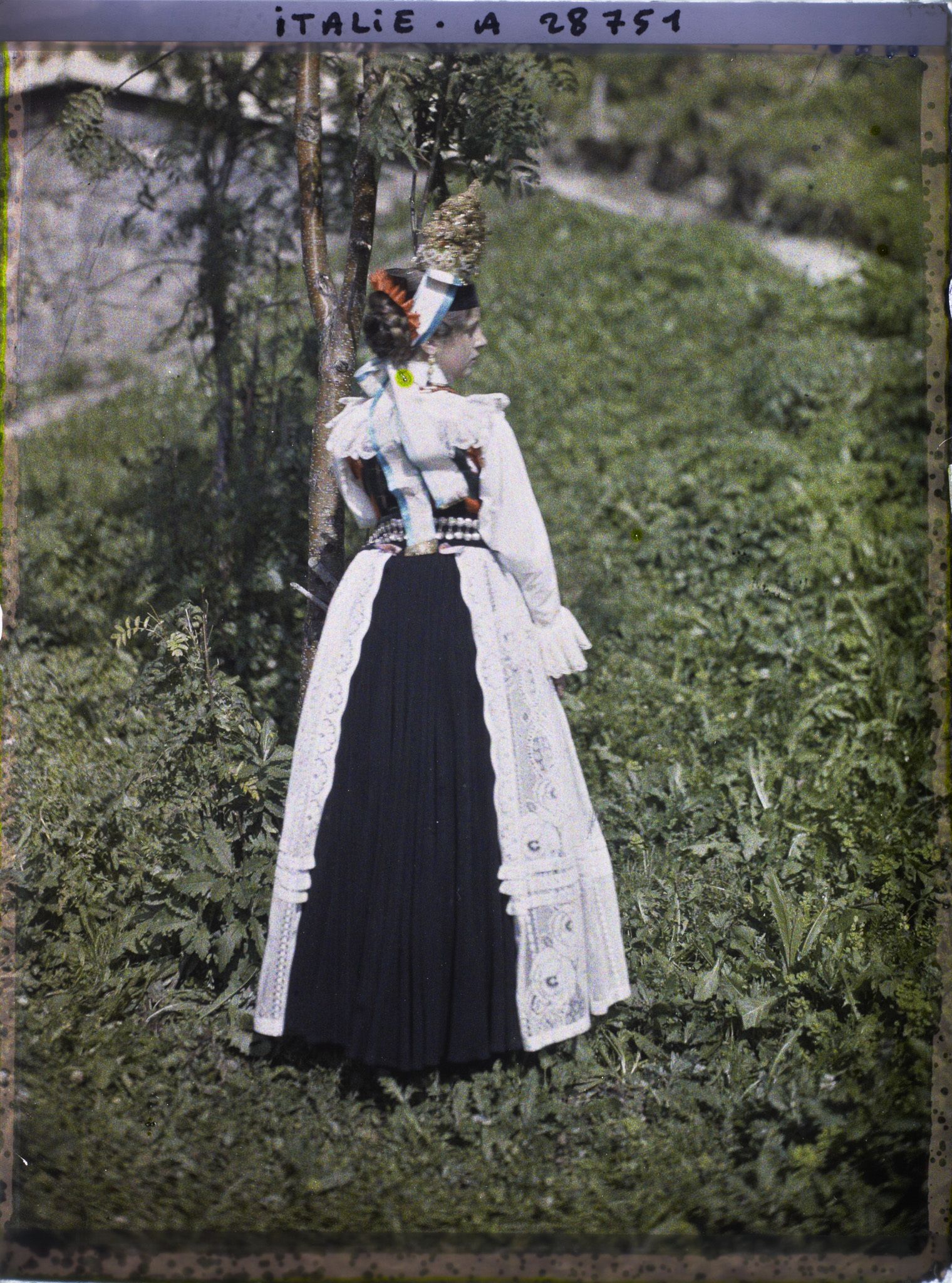 Image représentant Costume traditionnel de jeune fille