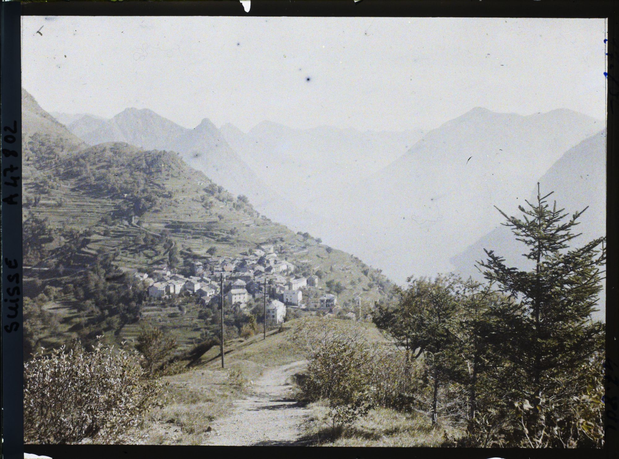 Image représentant Le village de Brè vu du chemin qui mène au Monte Brè et le lac de Lugano
