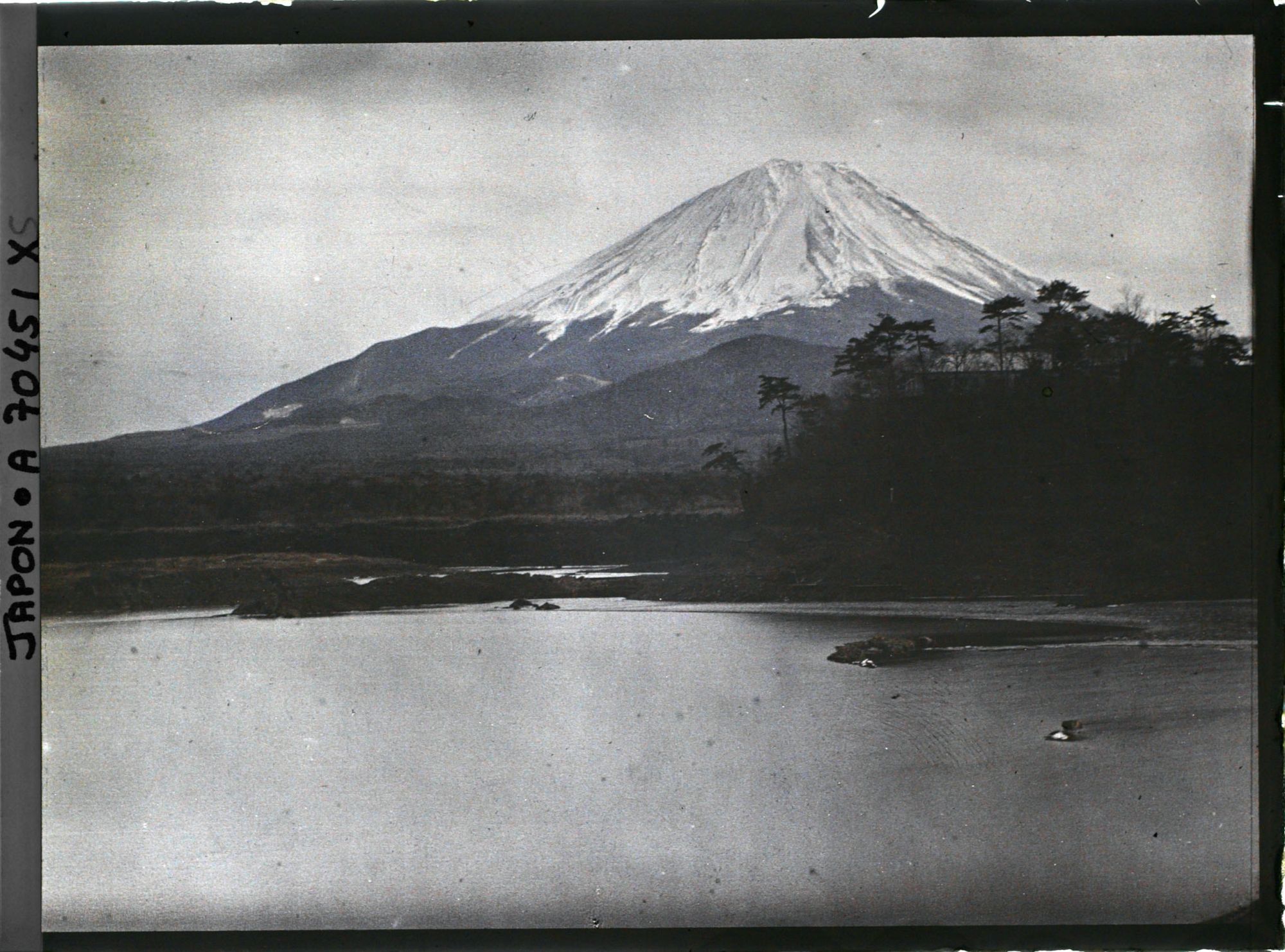Image représentant Le Mont Fuji (Fuji-san) vu du lac Shôji (Shôji-ko)