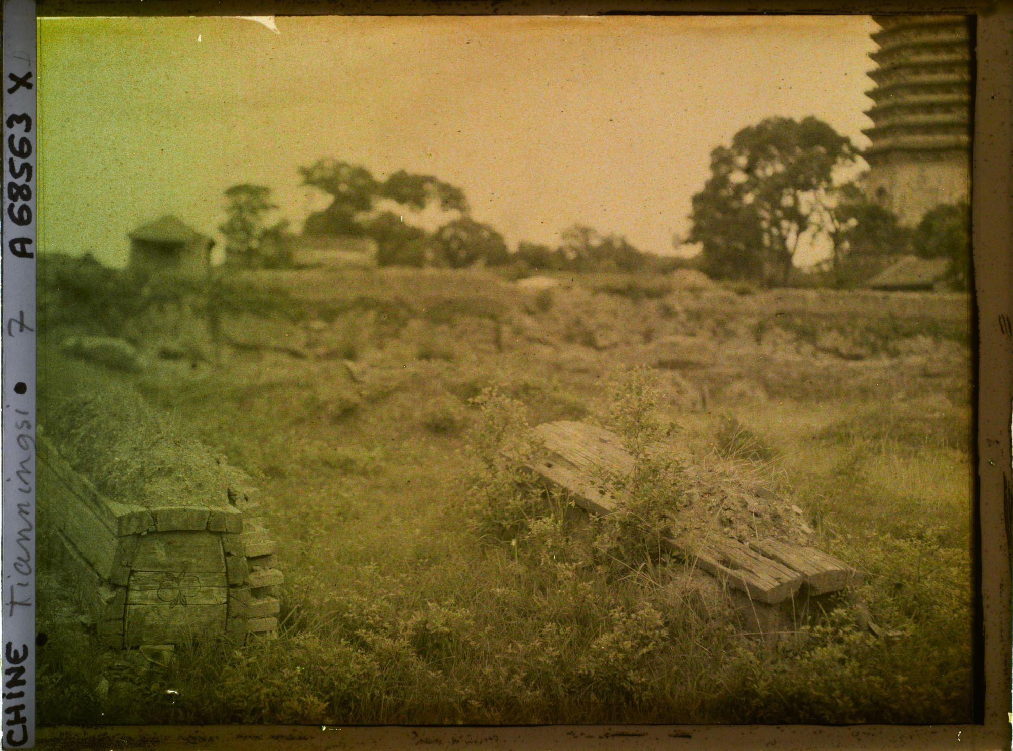 Image représentant Un cimetière jouxtant Tianningsi (" monastère de la Tranquillité Céleste ")