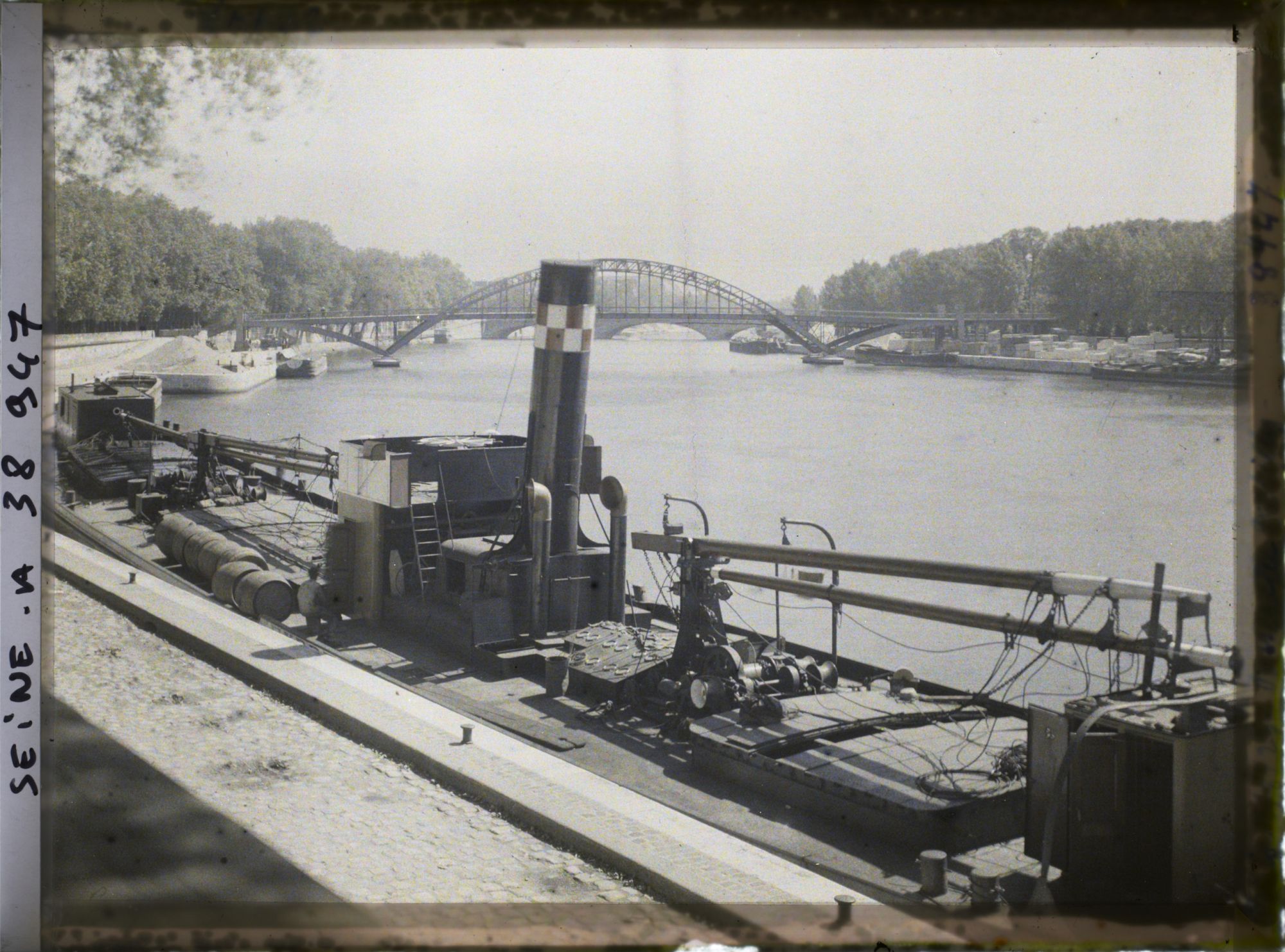 Image représentant Une péniche amarrée port de la Bourdonnais et la passerelle Debilly