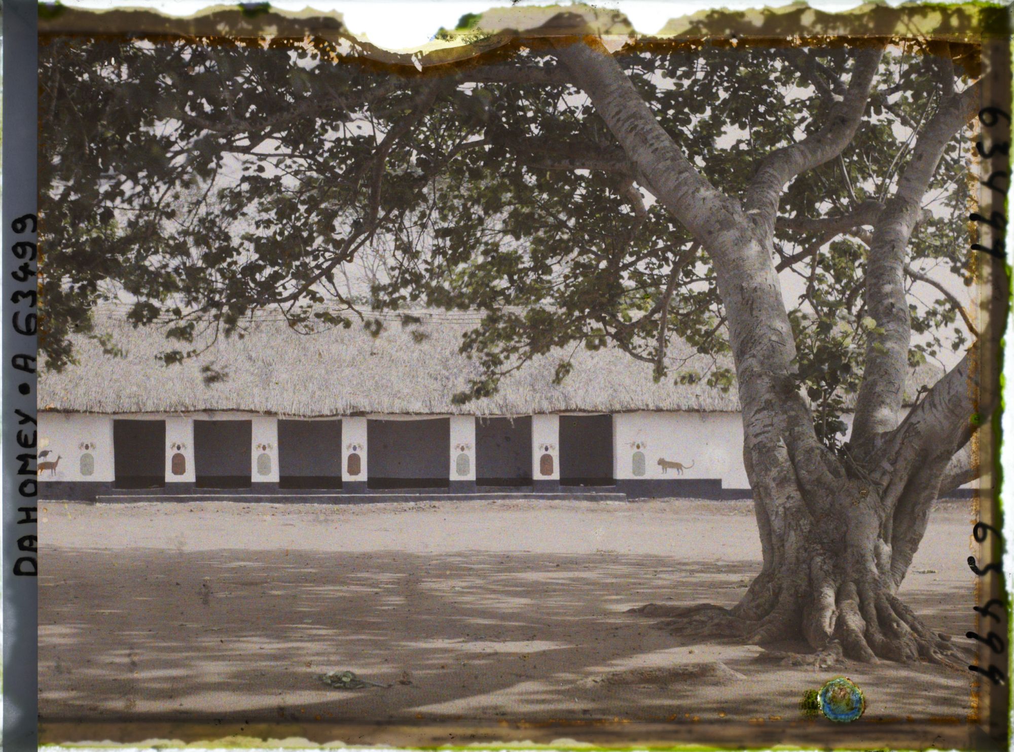 Image représentant La djononho ou case des étrangers dans la première cour du palais de  null Glélé