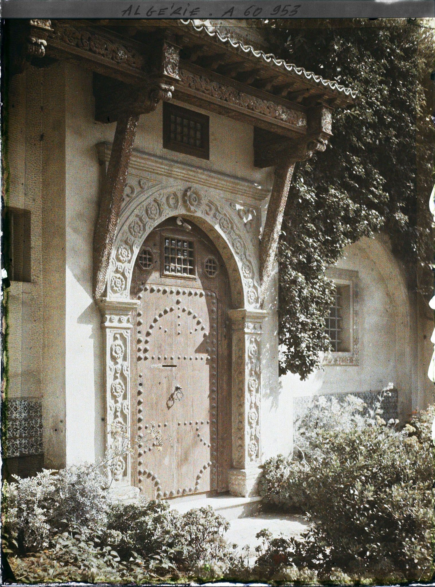 Image représentant La porte d'entrée d'une belle demeure ou d'un palais