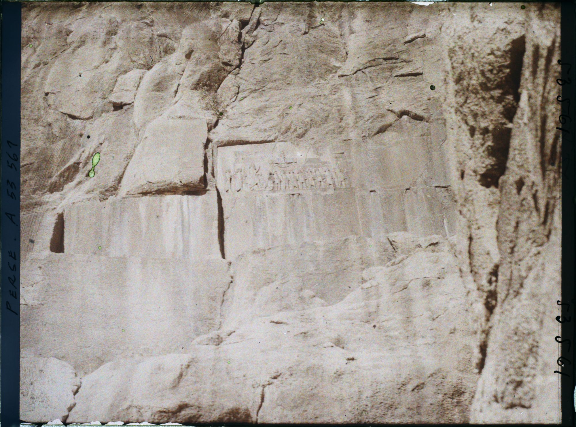 Image représentant Le monument de Darius 1er : bas-relief et inscriptions trilingues en cunéiformes, à 63 mètres de hauteur (521-524 avant J.-C.)