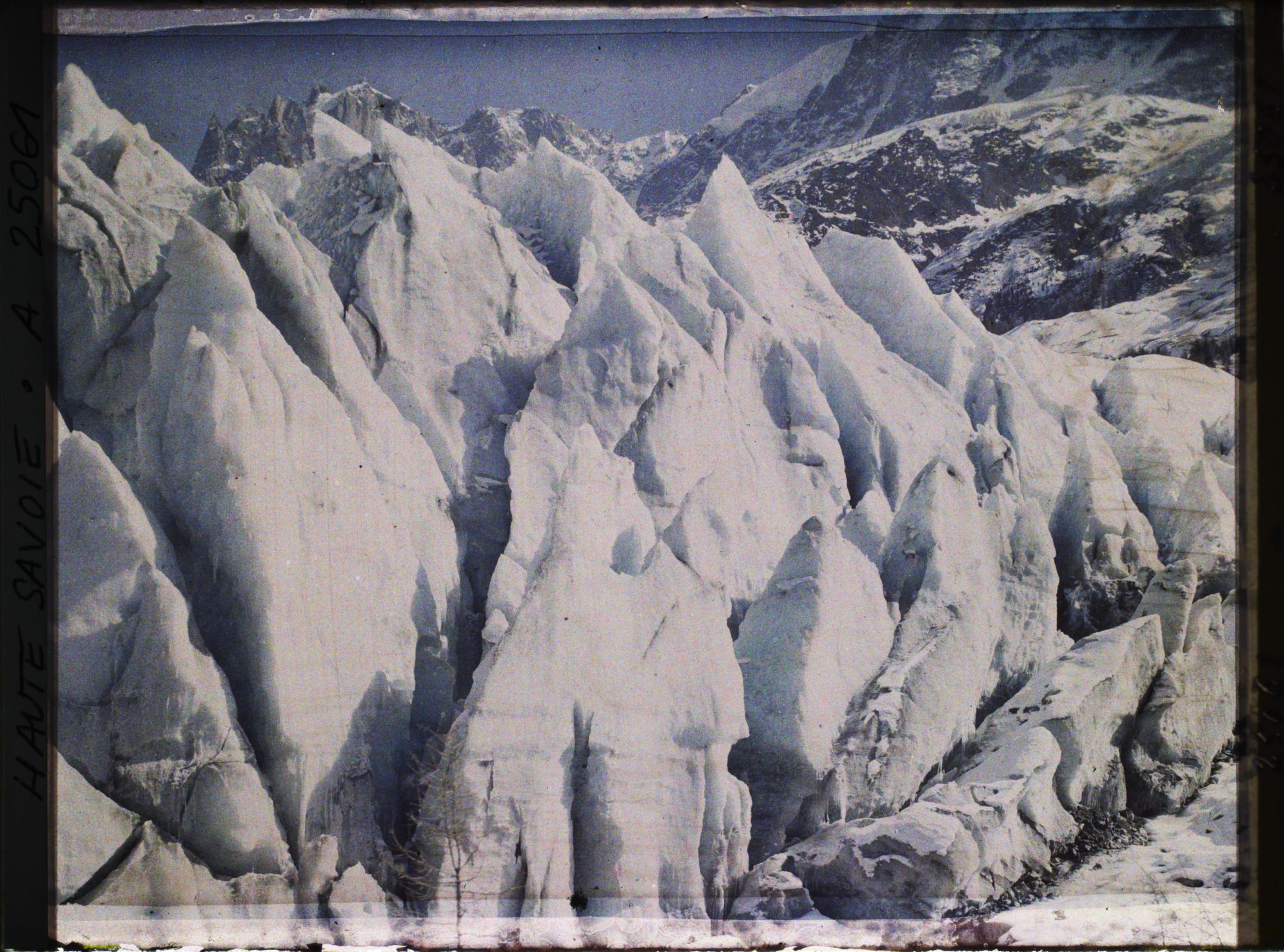 Image représentant France Les Alpes, Les Bossons,  Glacier des Bossons, lieu dit des Pyramides, et l'aiguille du Midi