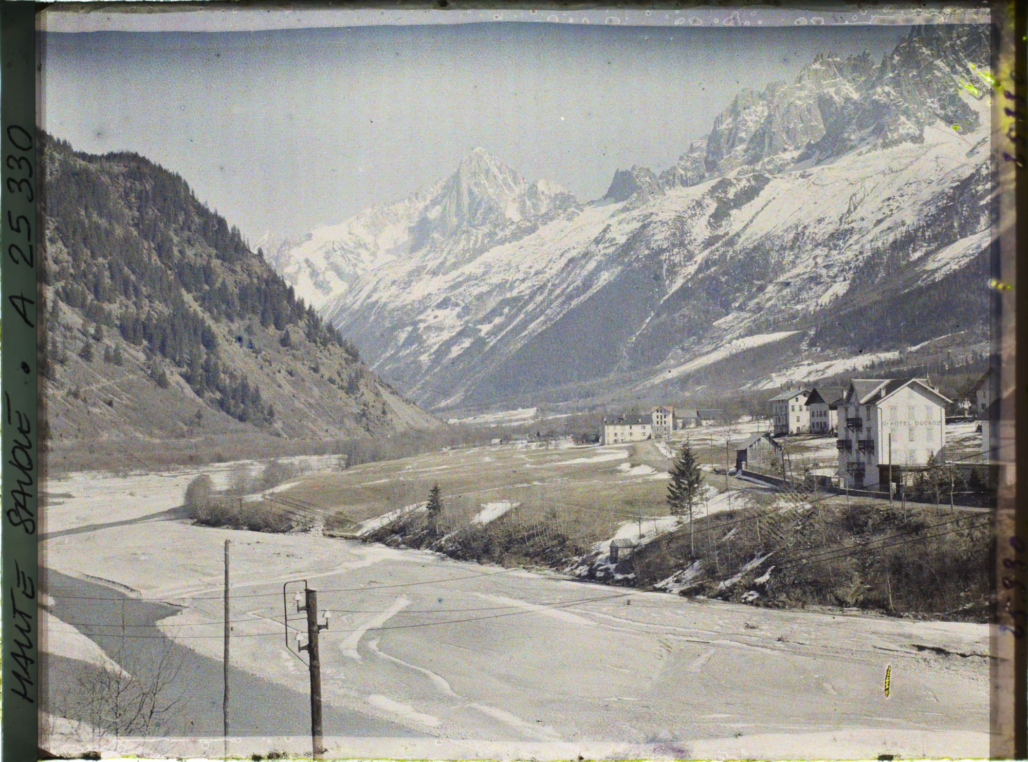 Image représentant France Les Alpes, Les Houches, Vallée de Chamonix - Les Houches, Vallée de Charme, l' Arve, les Aige du Dru et Verte, et petites et grandes Charmoz