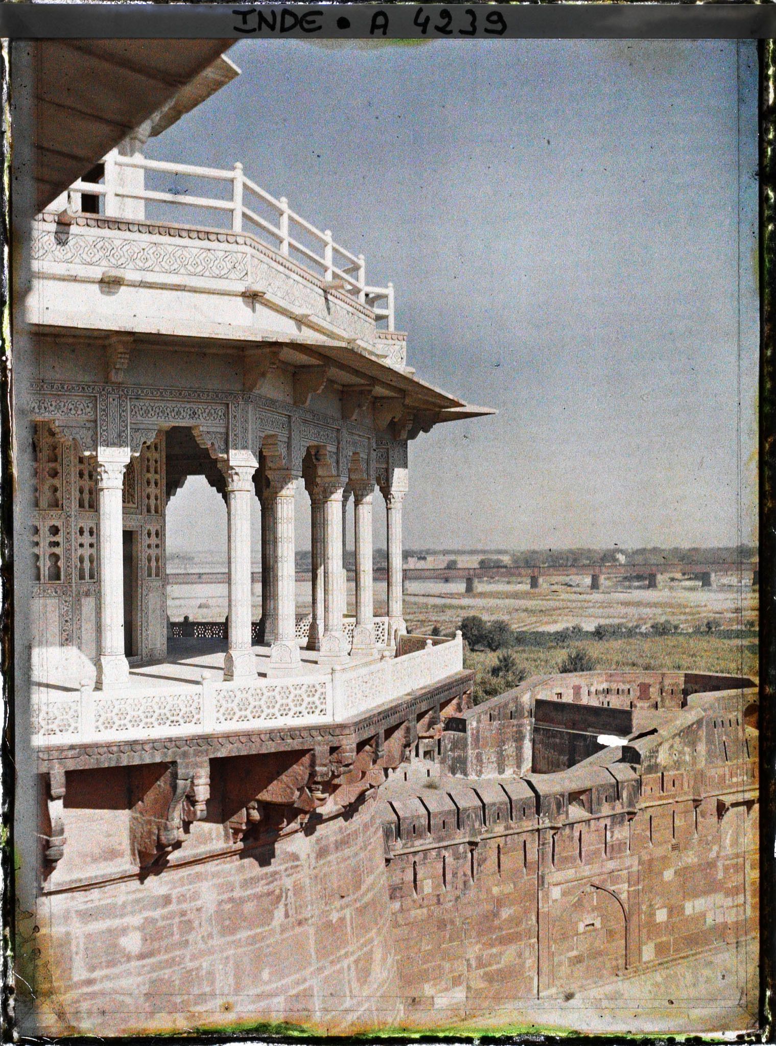Image représentant Vue sur l'extérieur de l'enceinte du fort Rouge (Lal Qila) sur la tour du Jasmin (Musamman Burj) et la rivière Yamuna