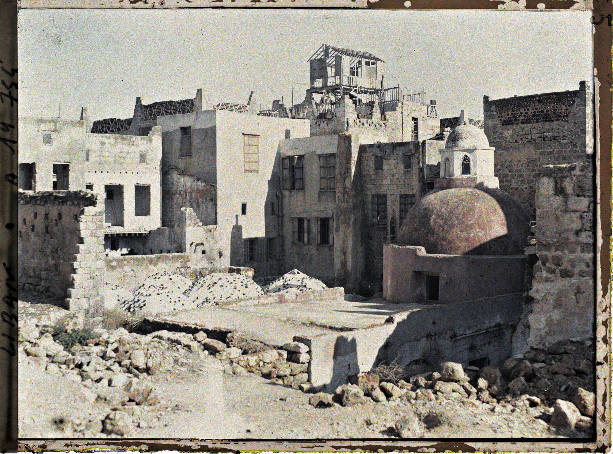 Image représentant Un toit de mosquée ou de bains au milieu d'un terrain d'élargissement, probablement dans le quartier de l'Etoile