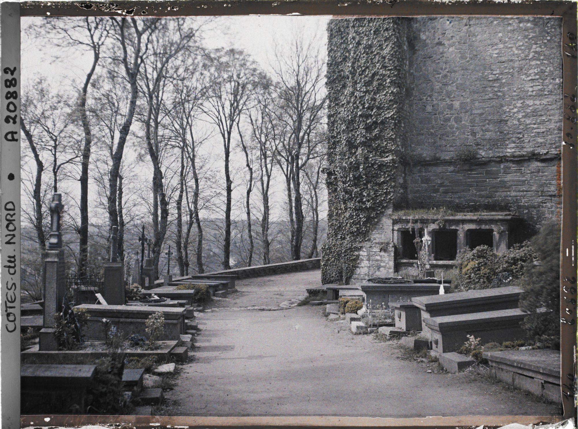 Image représentant Le cimetière de l'église de la Trinité de Brélévenez