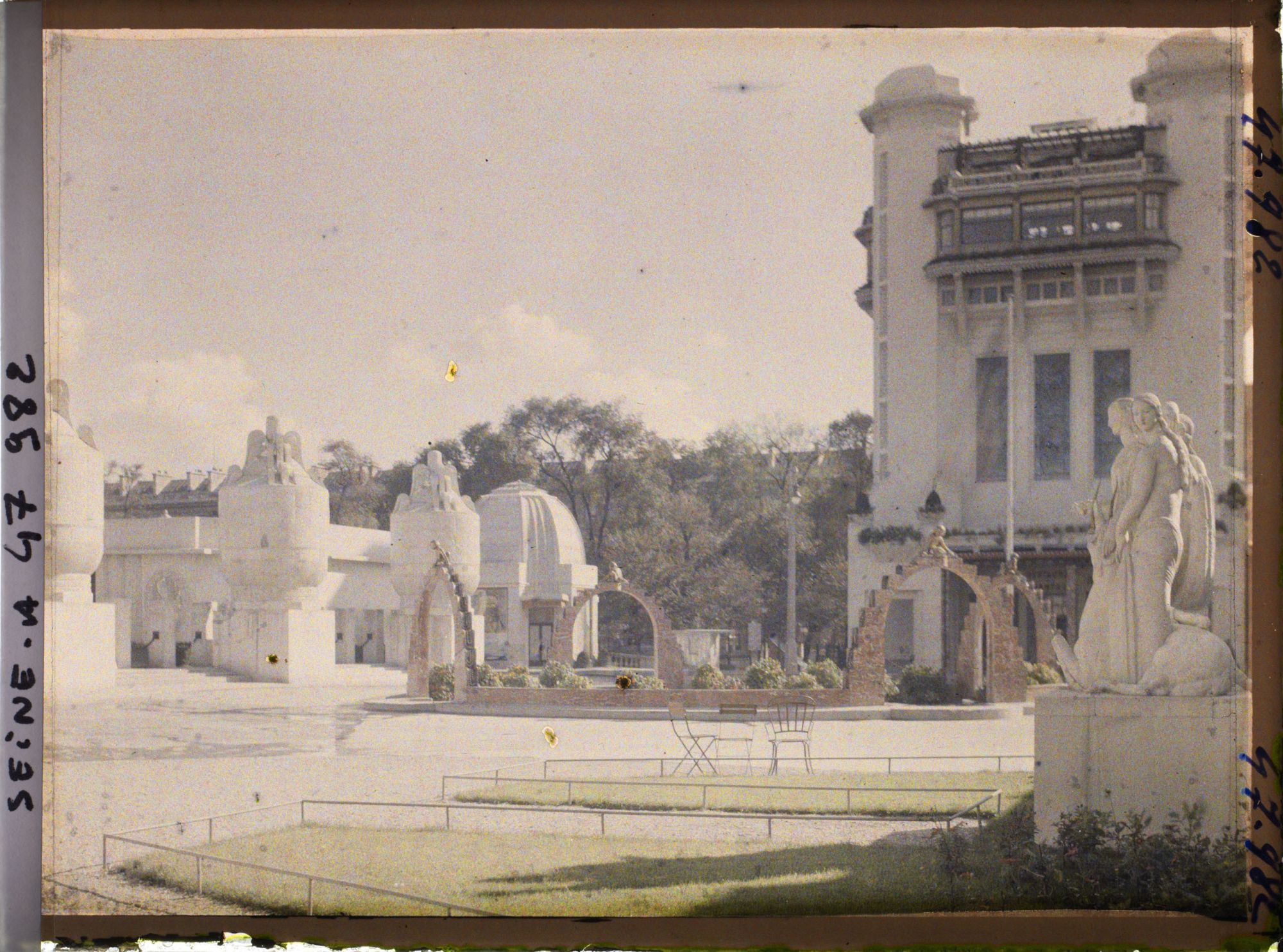 Image représentant L'Exposition des arts décoratifs, Jardin des Nymphéas, A. Laprade, Fontaine sur l'esplanade devant le pavillon de Sèvres et la tour de Champagne à droite