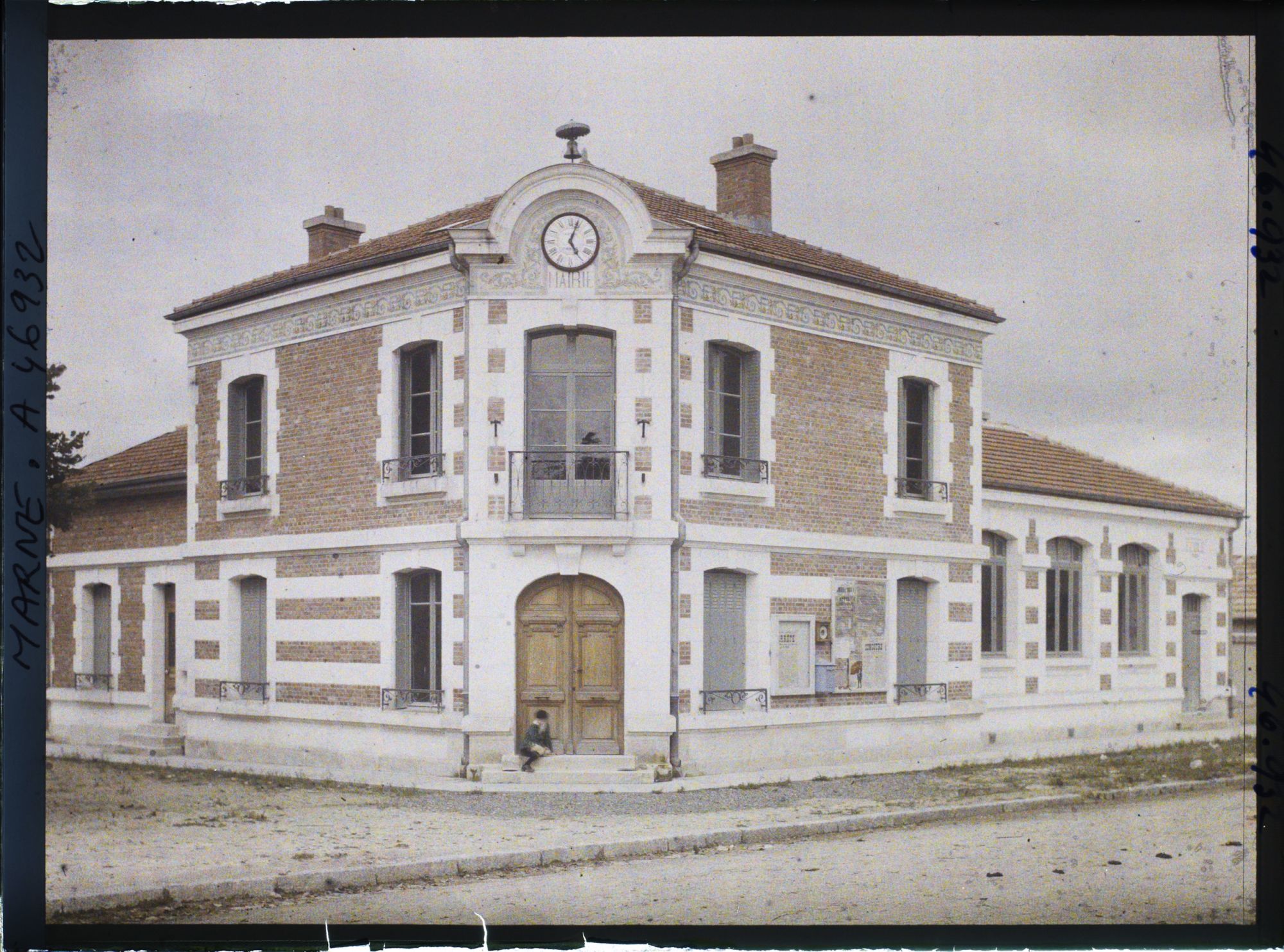 Image représentant France, Binarville Marne (210 h), La Mairie et les Ecoles