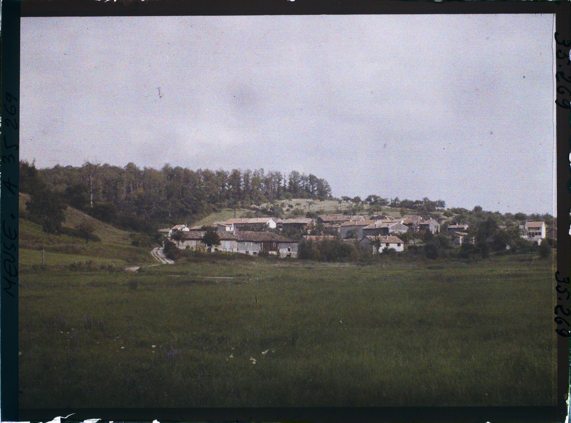Image représentant France, La Chalade, La Chalade vue de la route