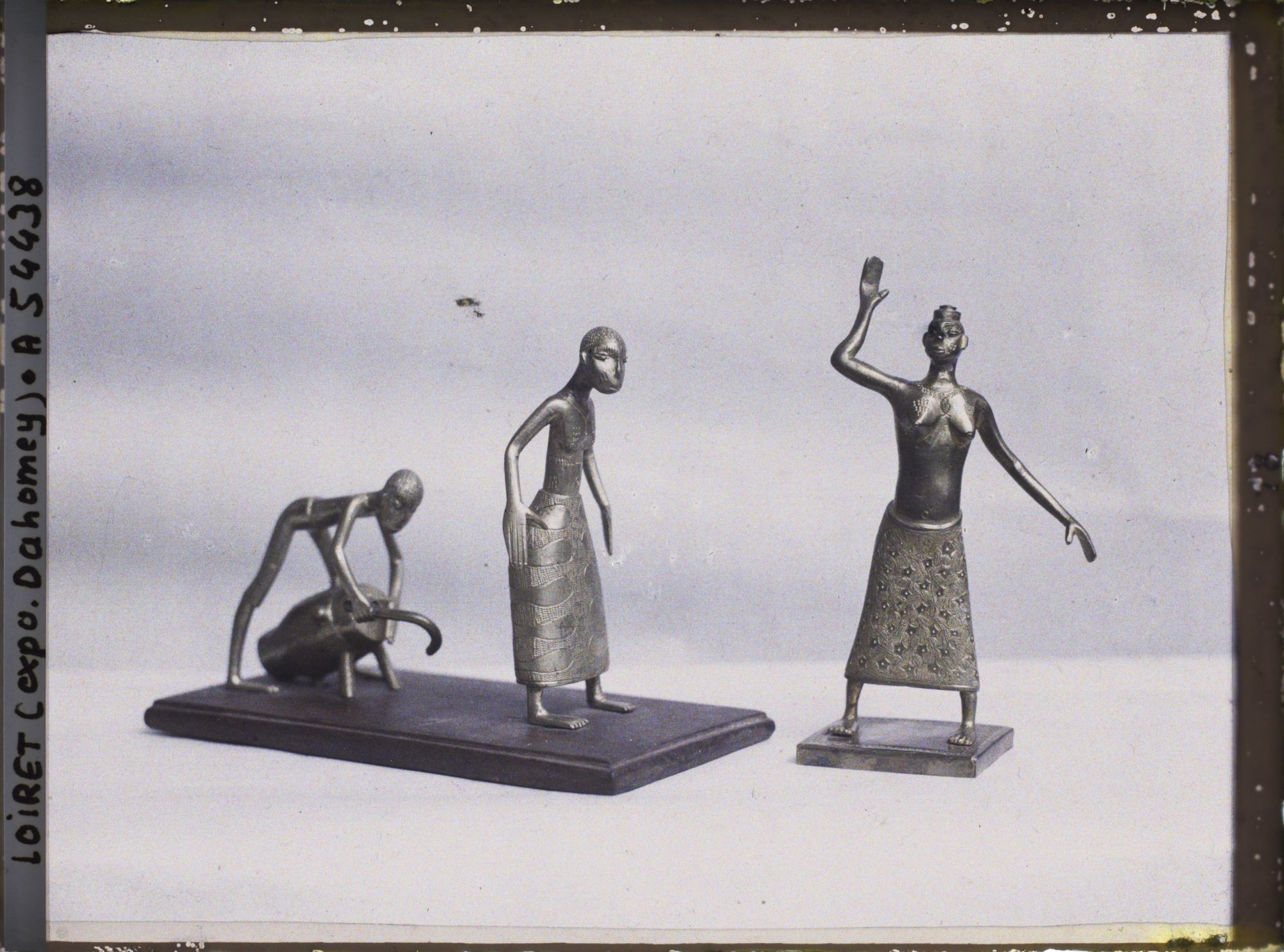 Image représentant Exposition d'art africain, figurines de danseuses et musicien