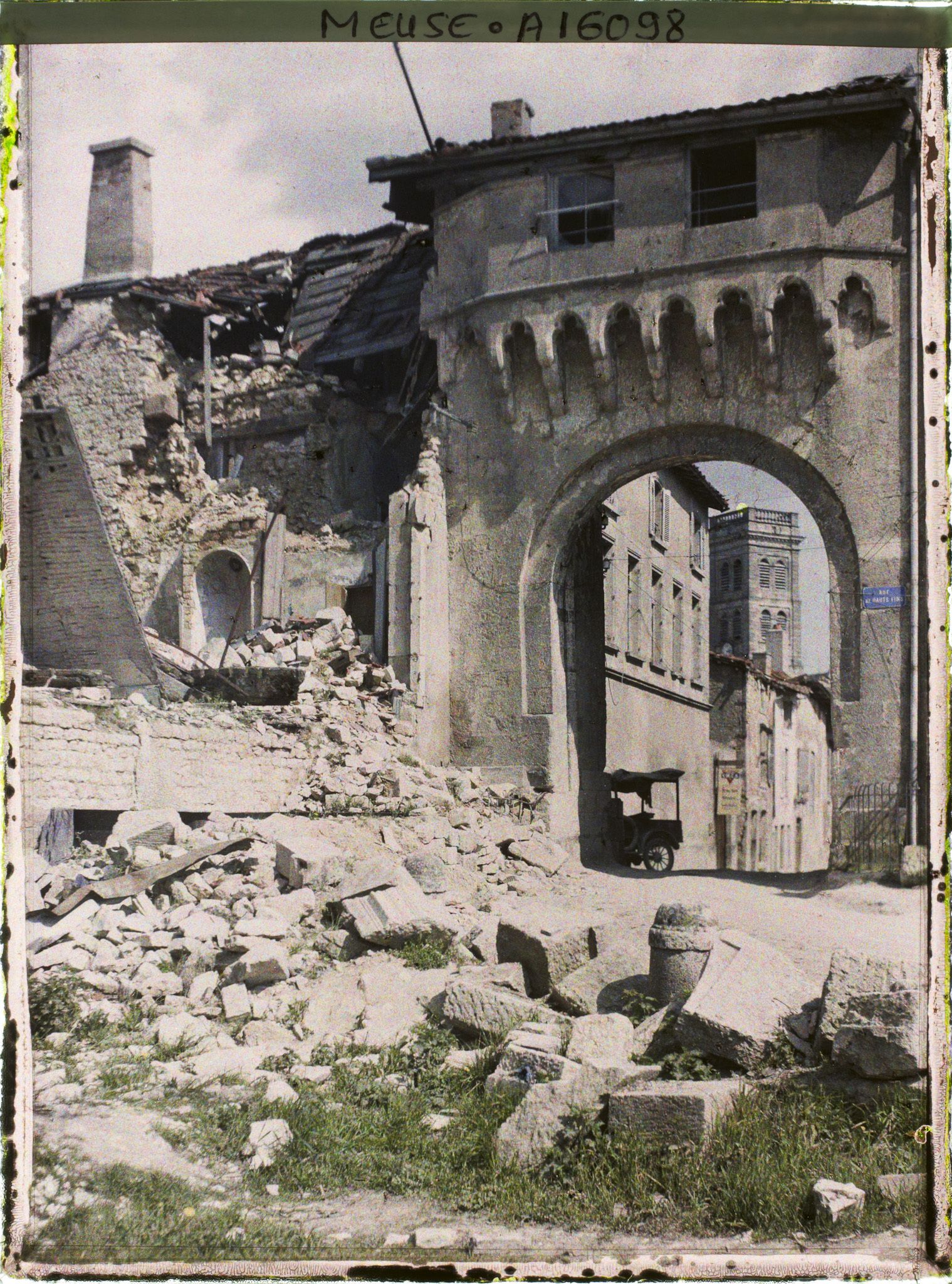 Image représentant France, Verdun, La porte Châtel et la Tour de la Cathédrale
